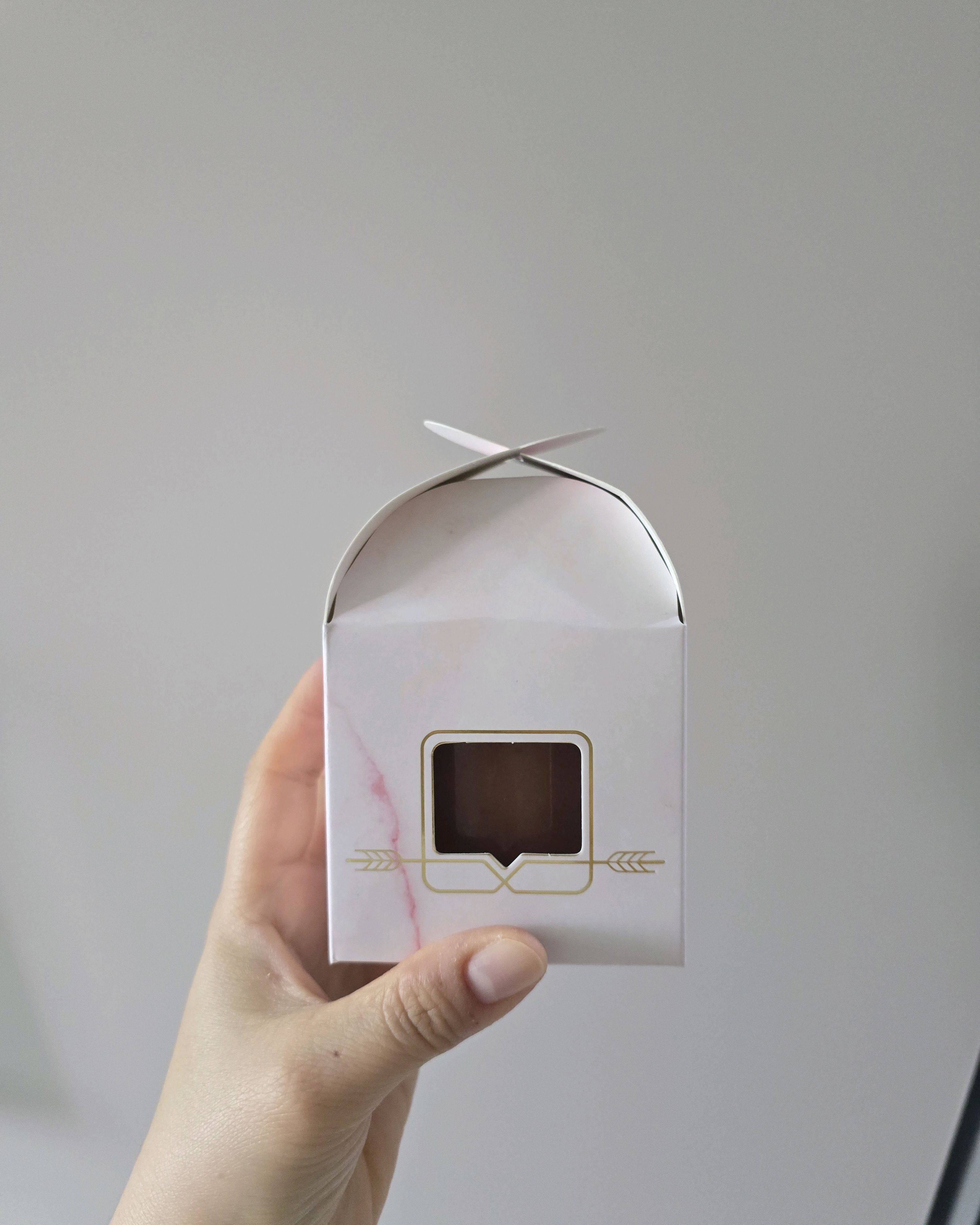 먹어보고 맛있어서 선물용으로 구입했어요 포장도 너무 이쁘네요 - 여의도역 맛집 화이트리에 여의도점