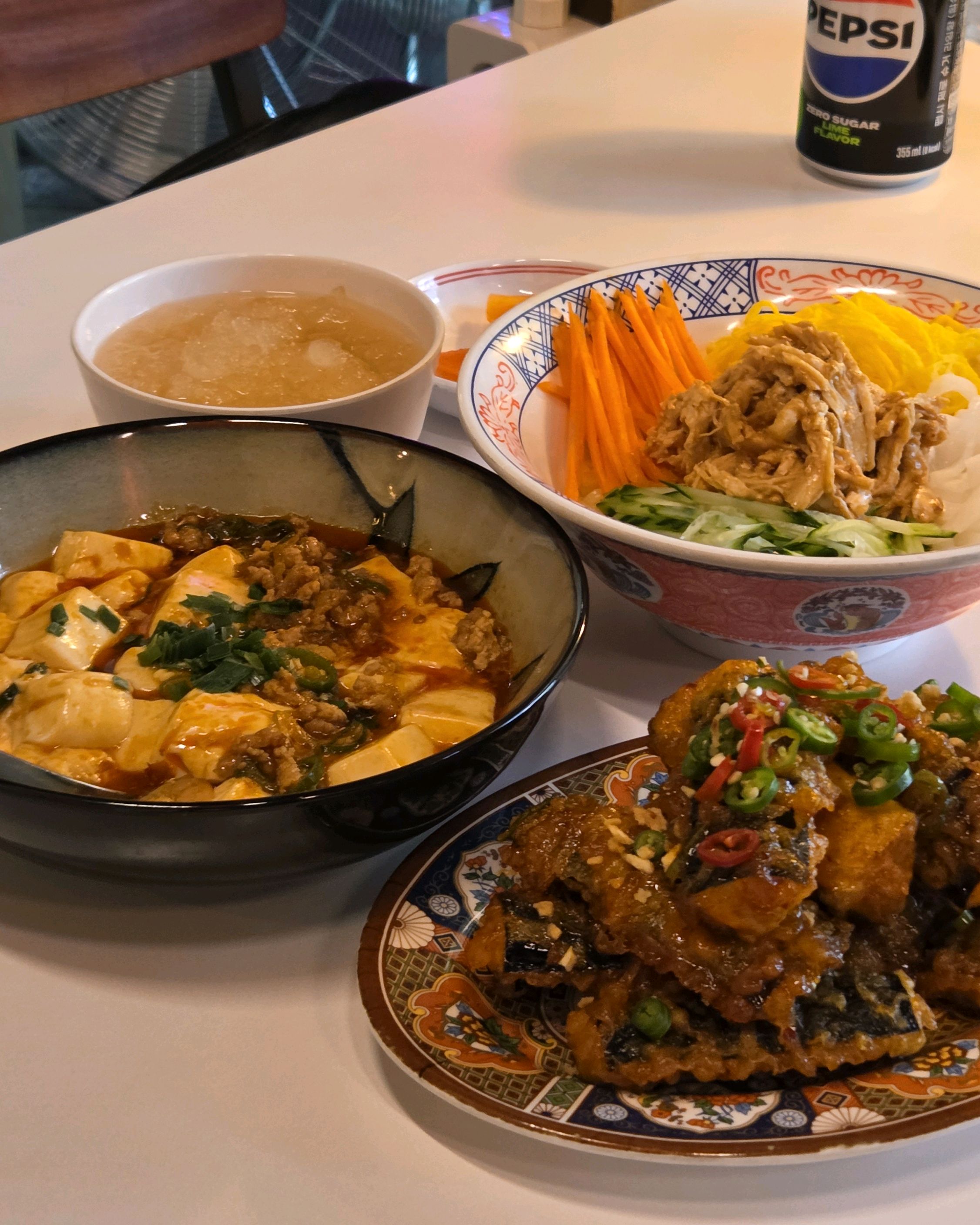 직원분들 진짜 친절해요! 매장도 넓고 예쁘네요. 다음에 재방문 의사 있습니다. 음식도 맛있