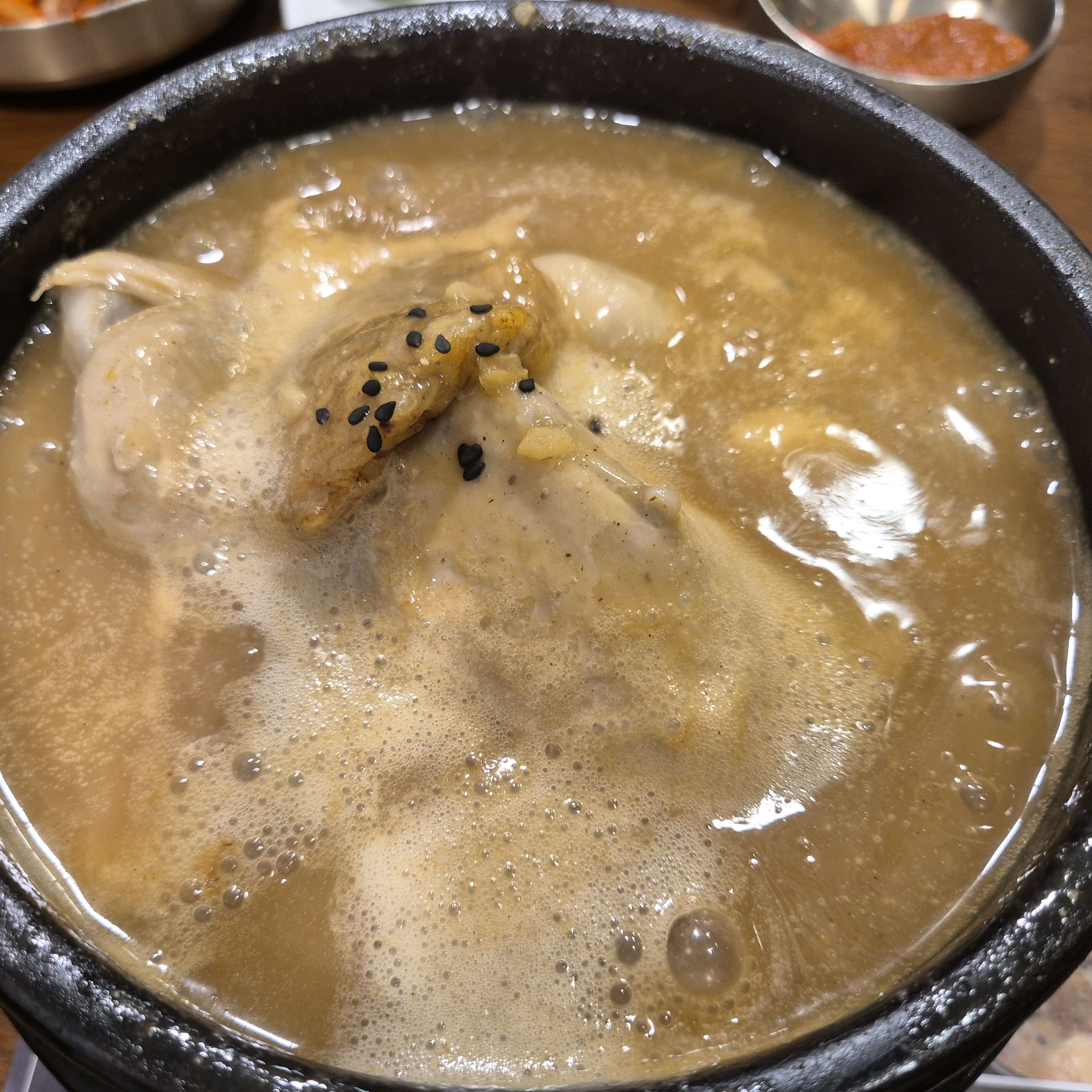 부모님과 함께 삼계탕 먹으러 왔어요. 몸보신도 되고 맛도 좋고 너무 좋은 거 같아요. 최고