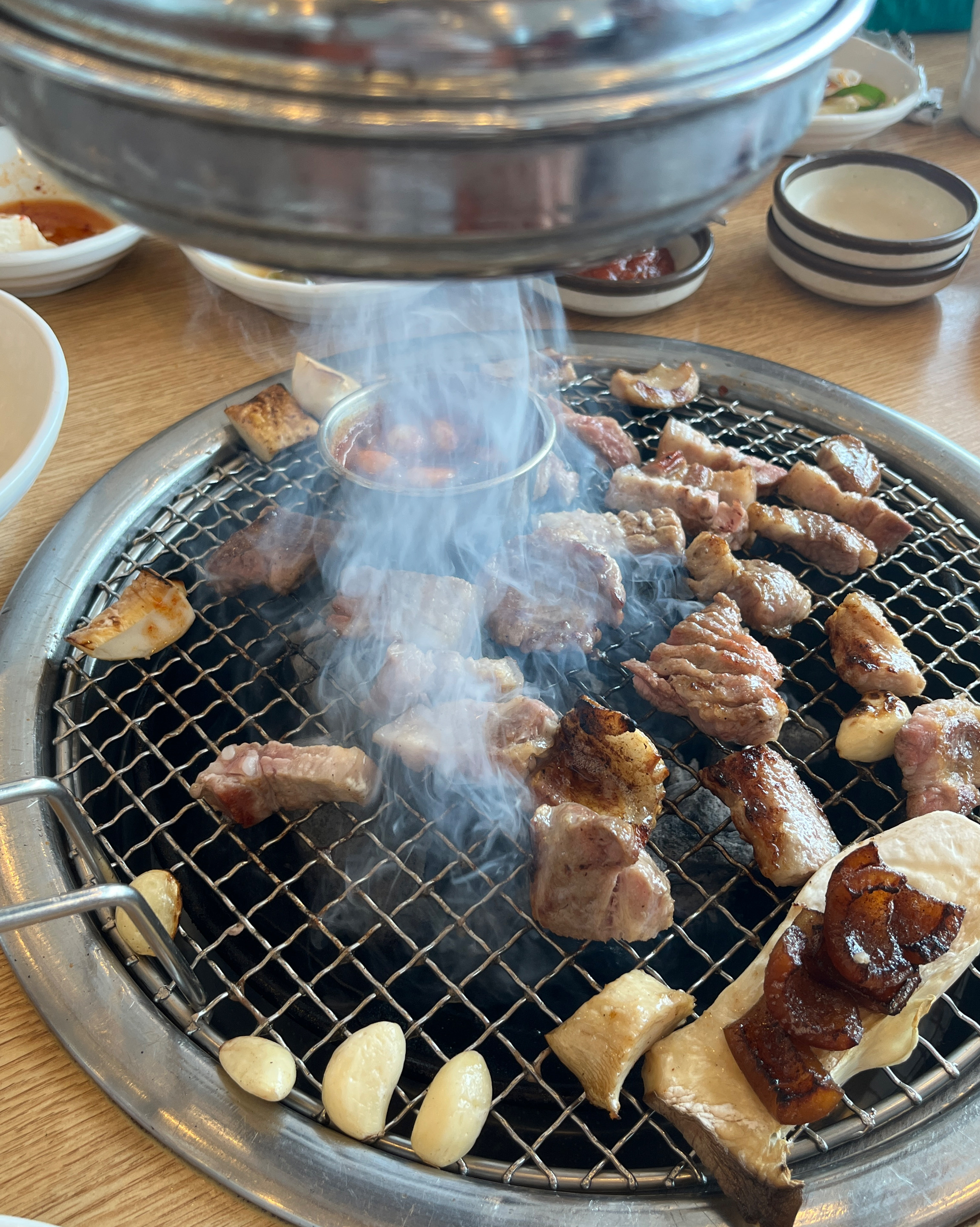 숯불구이라 숯향에 베인 고기가 맛이 넘 맛있네요 - 제주 맛집 늘봄흑돼지