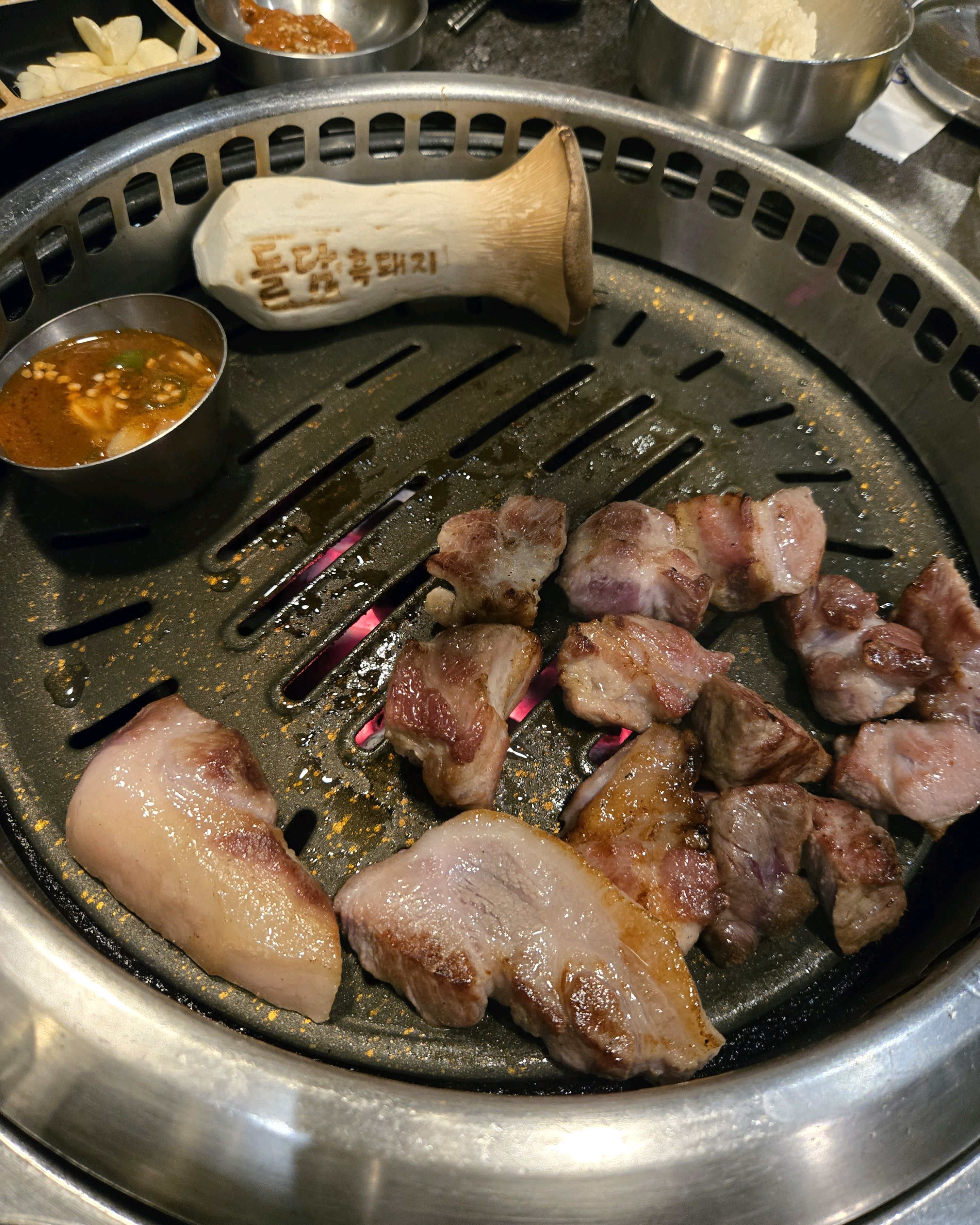 고기 한입 먹으면 우아 소리가 절로나요 - 제주 맛집 돌담흑돼지 중문점