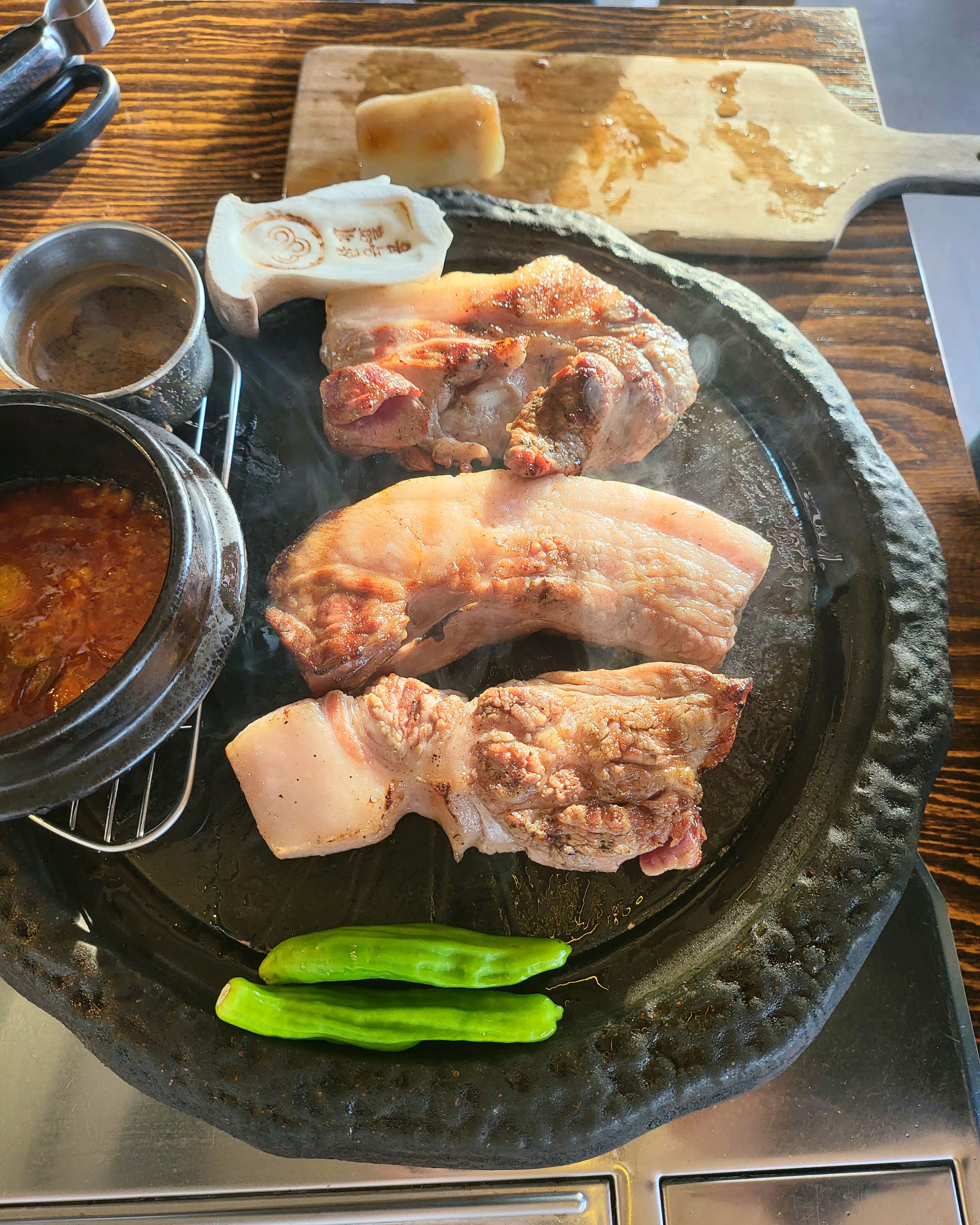 엄마랑 여행 와서 훈연 근고기 시켰어요! - 제주 맛집 애월 삼육공본점 숙성흑돼지