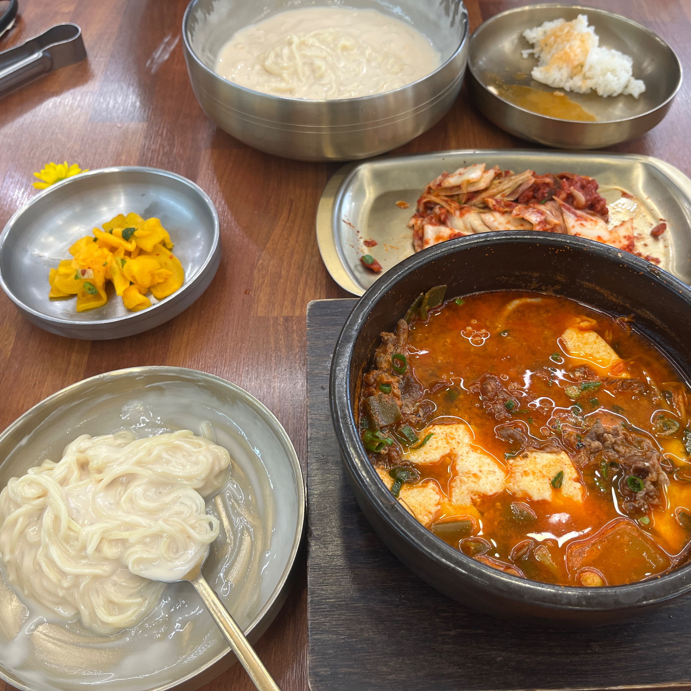 콩국수 광팬인데 콩국수는 무엇보다 국물이 중요한데 입자가 정말 가늘고 찐하니 맛있어요. 파