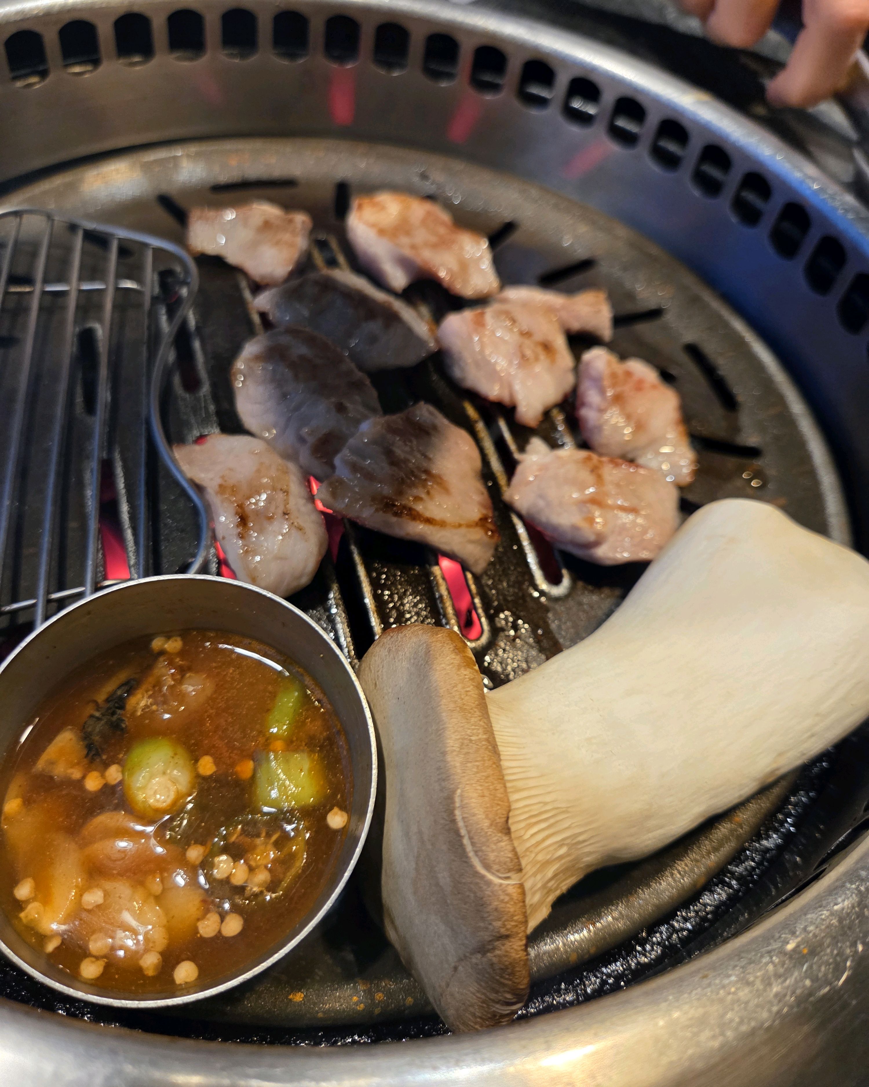 추천받아서 왔는데 입구부터 고기들이 줄을 잇네요. 맛있고 넓고 좋아요!! - 제주 맛집 돌담흑돼지 중문점