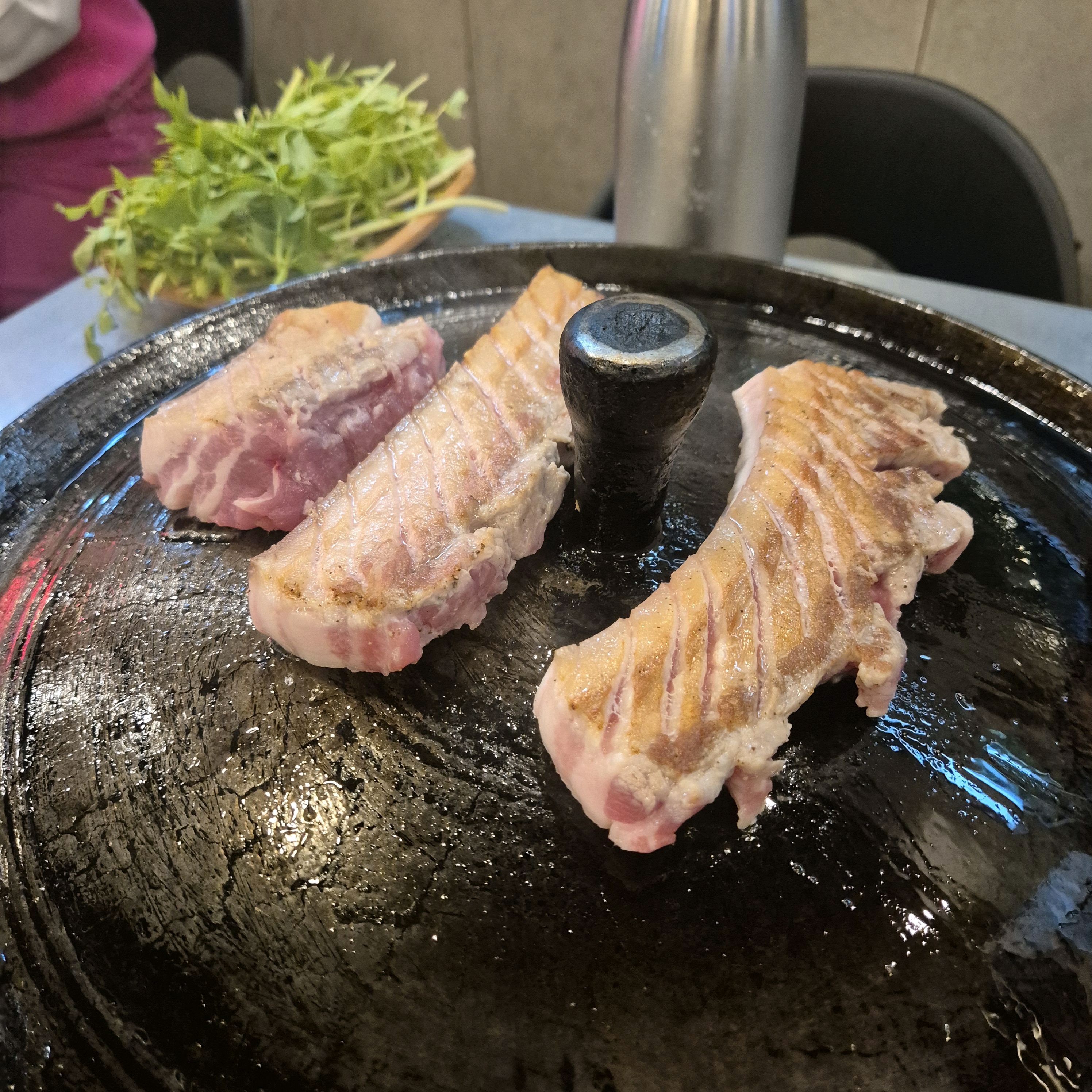 고기도 다 구워주시고 직원분들이 모두 다 친절하세요 너무 편하게 맛있는 식사 하고왔습니다 - 인천 맛집 목구멍 인천부평삼산점