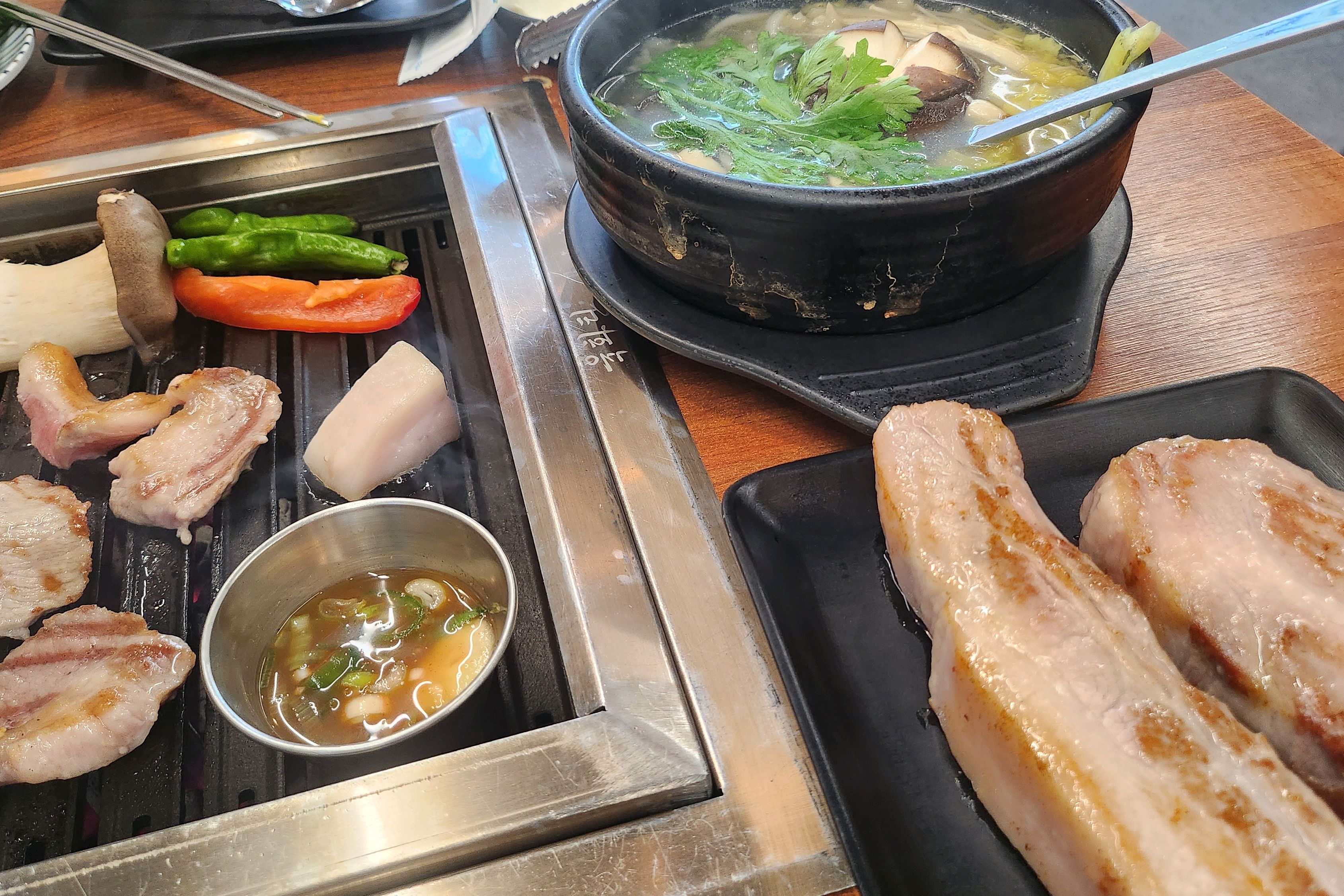 평일 점심 시간 여유 있고 좋네요. 회사 휴무라 삼겹살 맛집 오고싶었는데 정알 잘 찾아온거