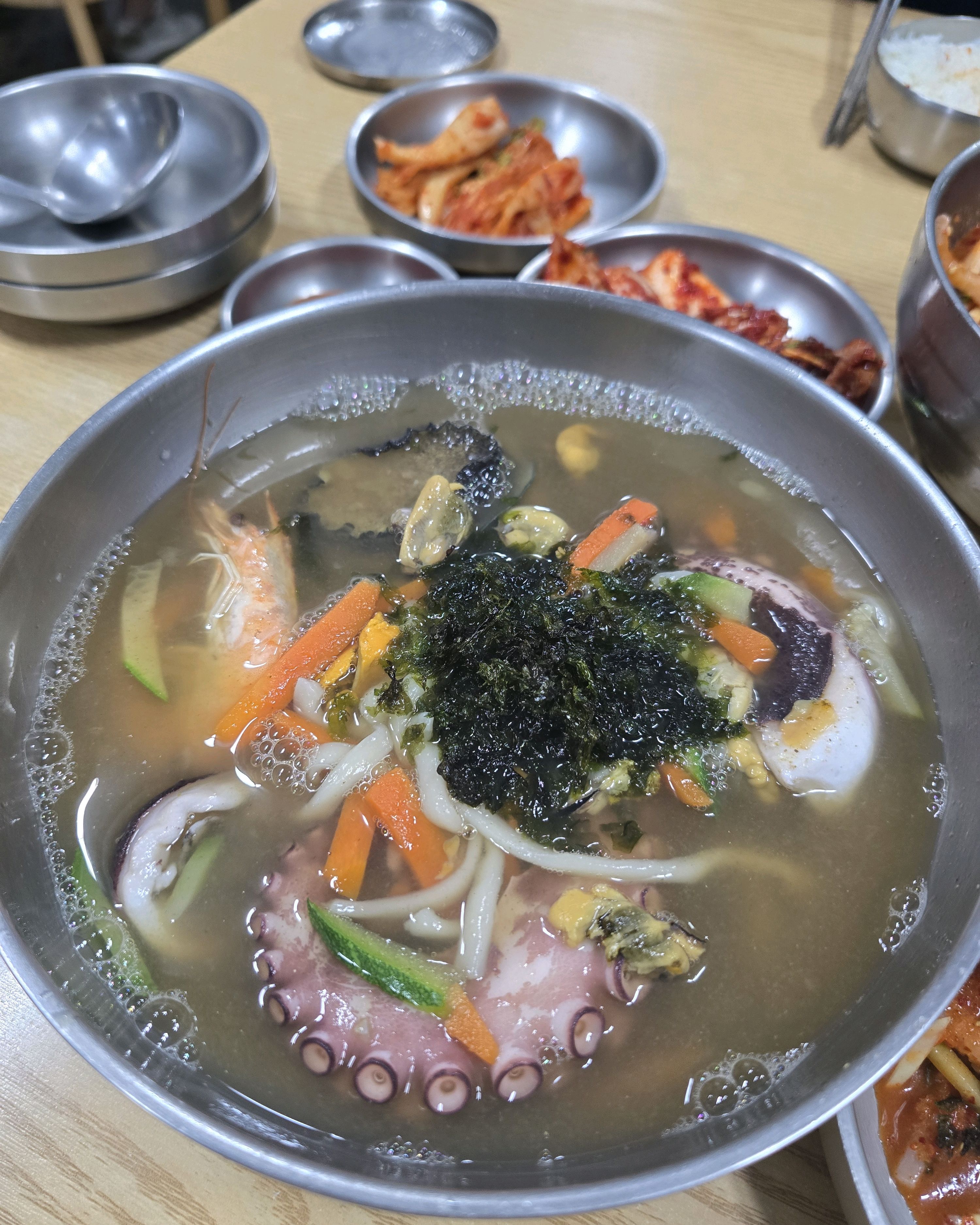 해물이 가득 든 해물칼국수랑 물회 먹었어요. 물회는 시원하니 맛있고 칼국수는 해물 감칠맛이