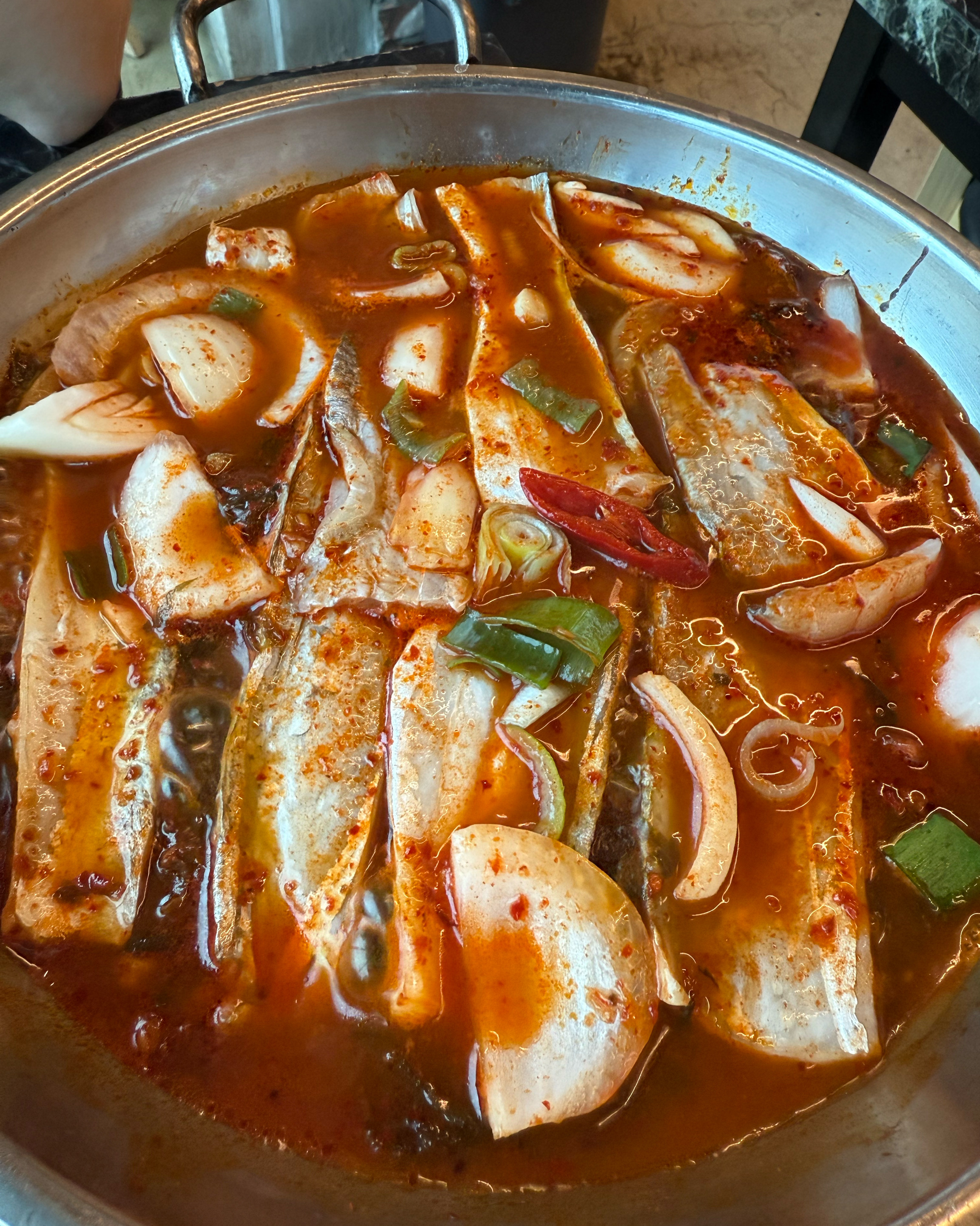 아침밥으로 갈치조림먹으러 방문했는대요! 밥이랑 잘어울리고 밑반찬이 잘나와서 좋았어요! 거기