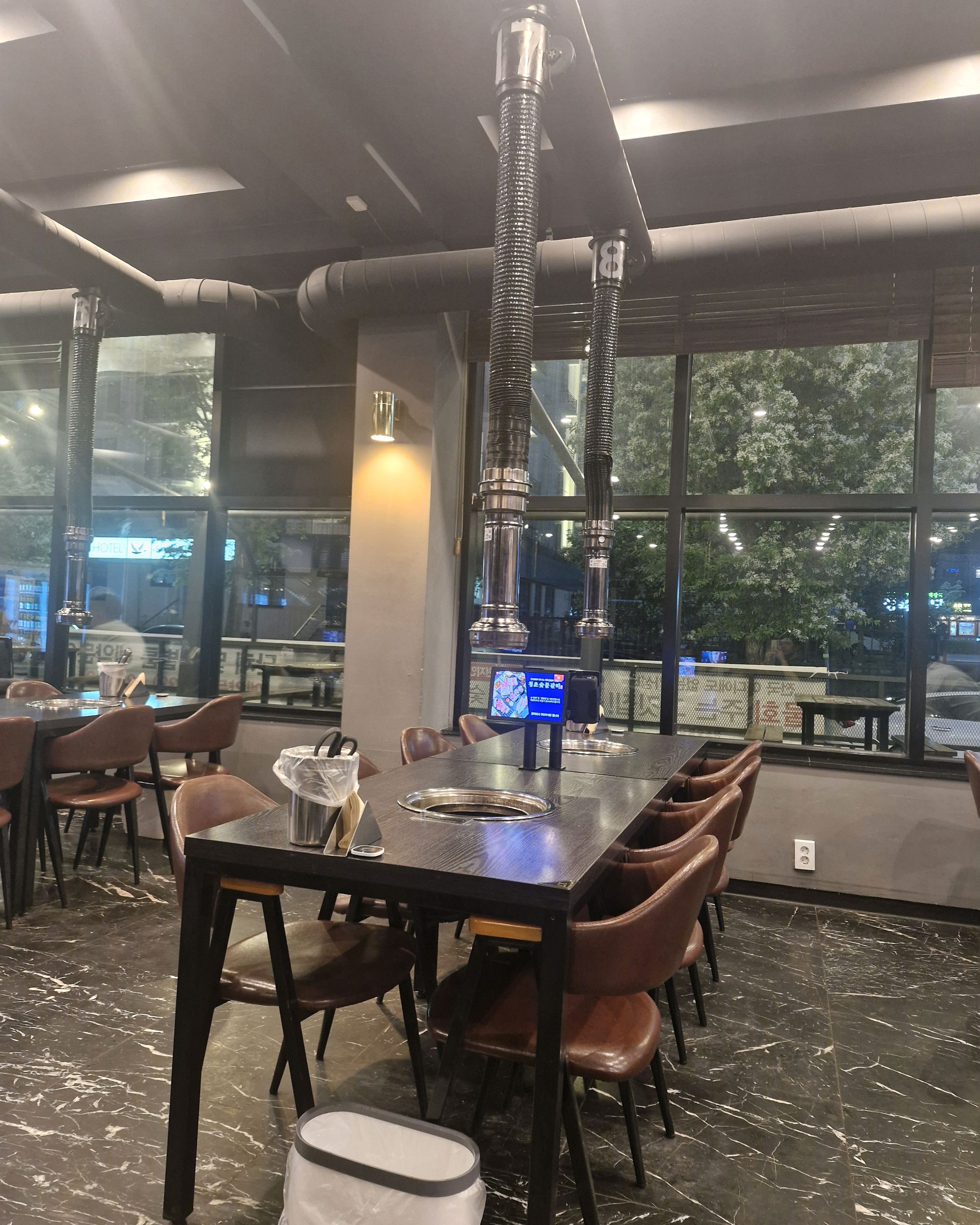 물회를 서비스로 준다는 문구에이끌려방문하였는데 기본반찬도 많이주고 서비스로 물회랑 계란찜도