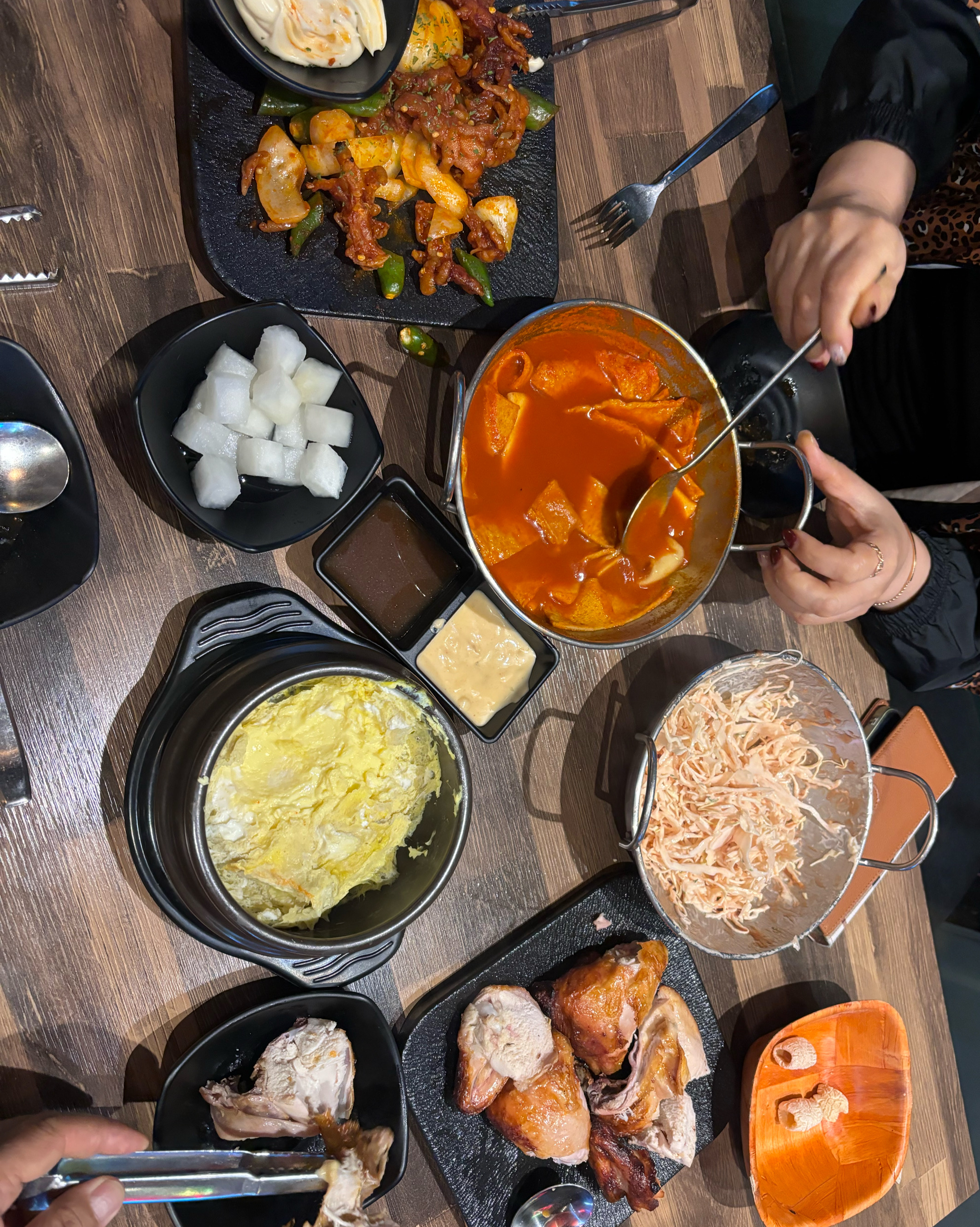 가족들끼리 치킨 먹고싶을때마다 오는 곳이에요~옛날부터 왔는데 치킨도 부드럽고 떡볶이도 맛있