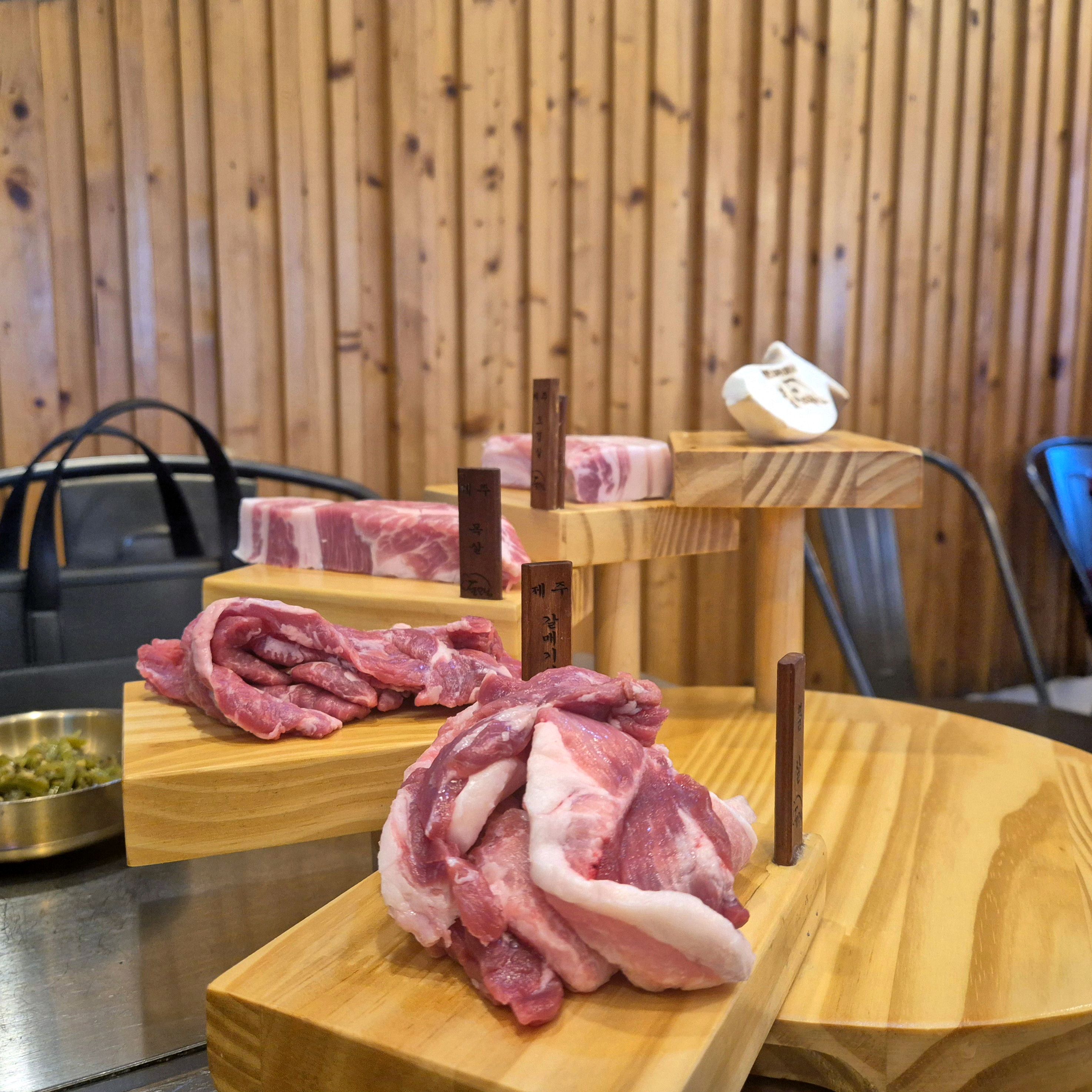 제주 흑돼지 삼겹살은 진짜 여기서 먹어야 진짜예요! - 대구 맛집 돈모닝 수성못 본점