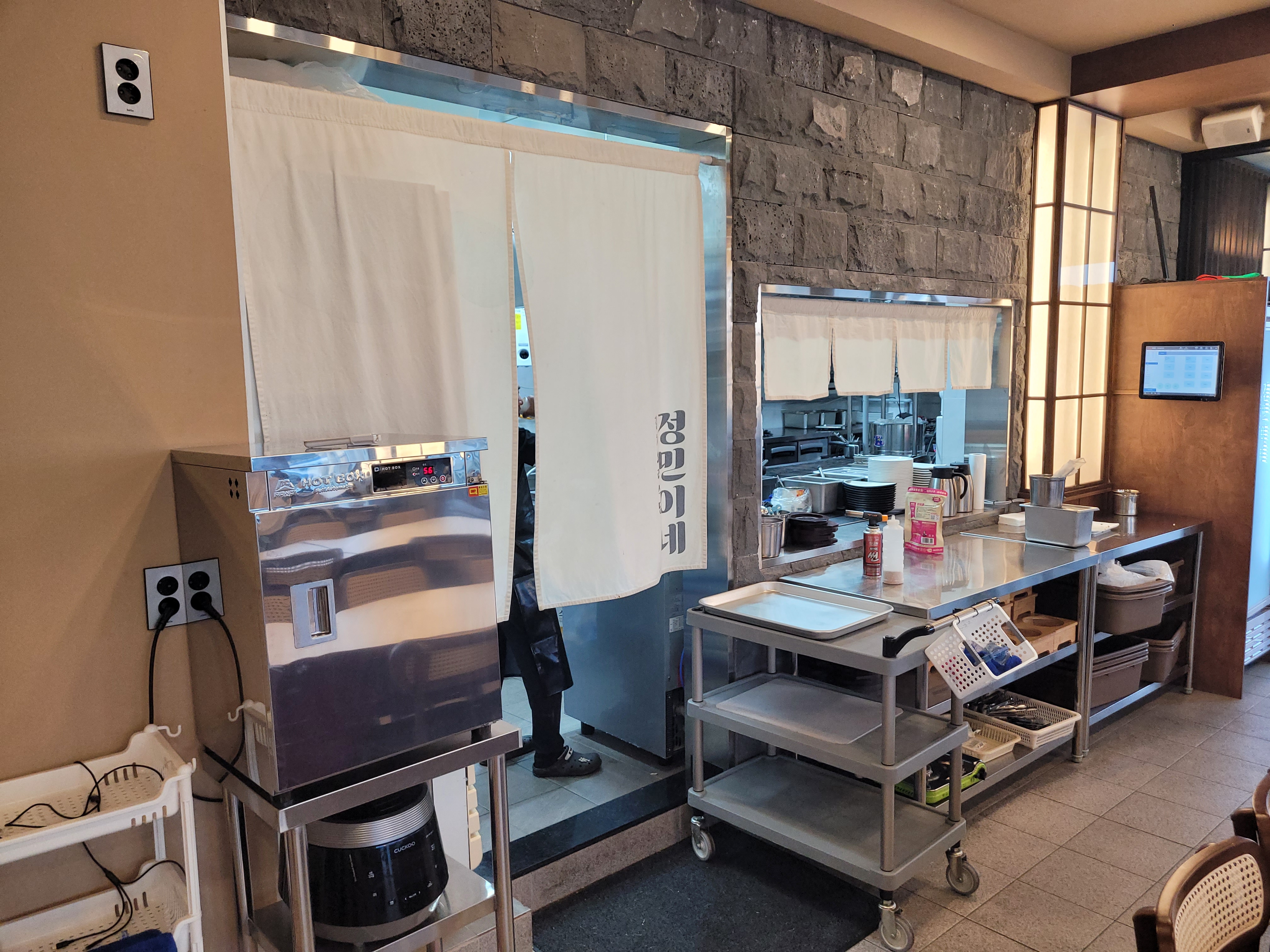 음식도 맛있고 너무 깔끔해요 - 제주 맛집 정민이네갈치 월정리본점