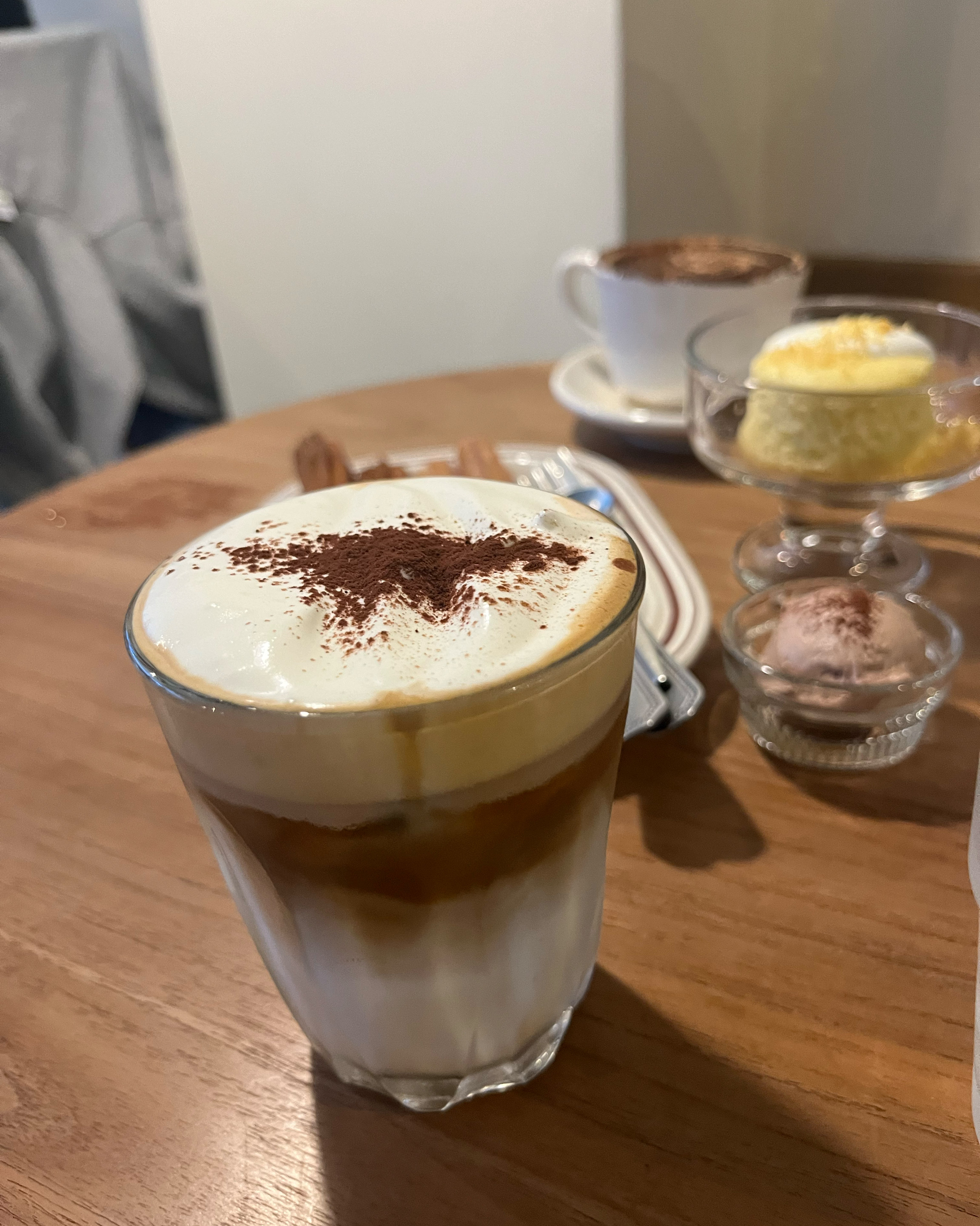 카페 분위기가 넘 좋아요~화이트 벽과 벽돌, - 대전 맛집 미들슬로우 커피하우스 궁동점