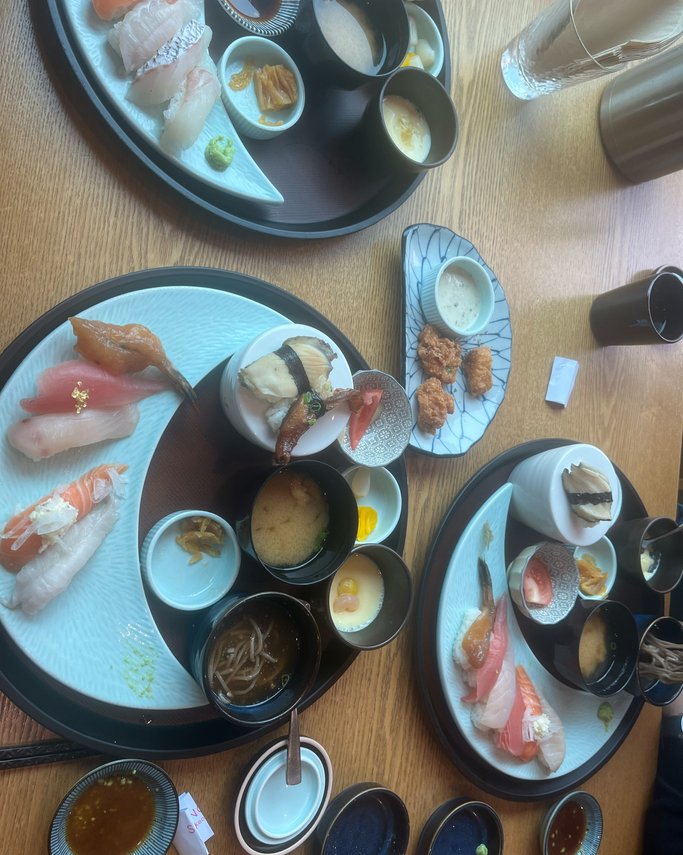 상무초밥세트 10p를 맛보았습니다. 신선한 재료가 가득한 초밥 한 점 한 점이 입안에서 부