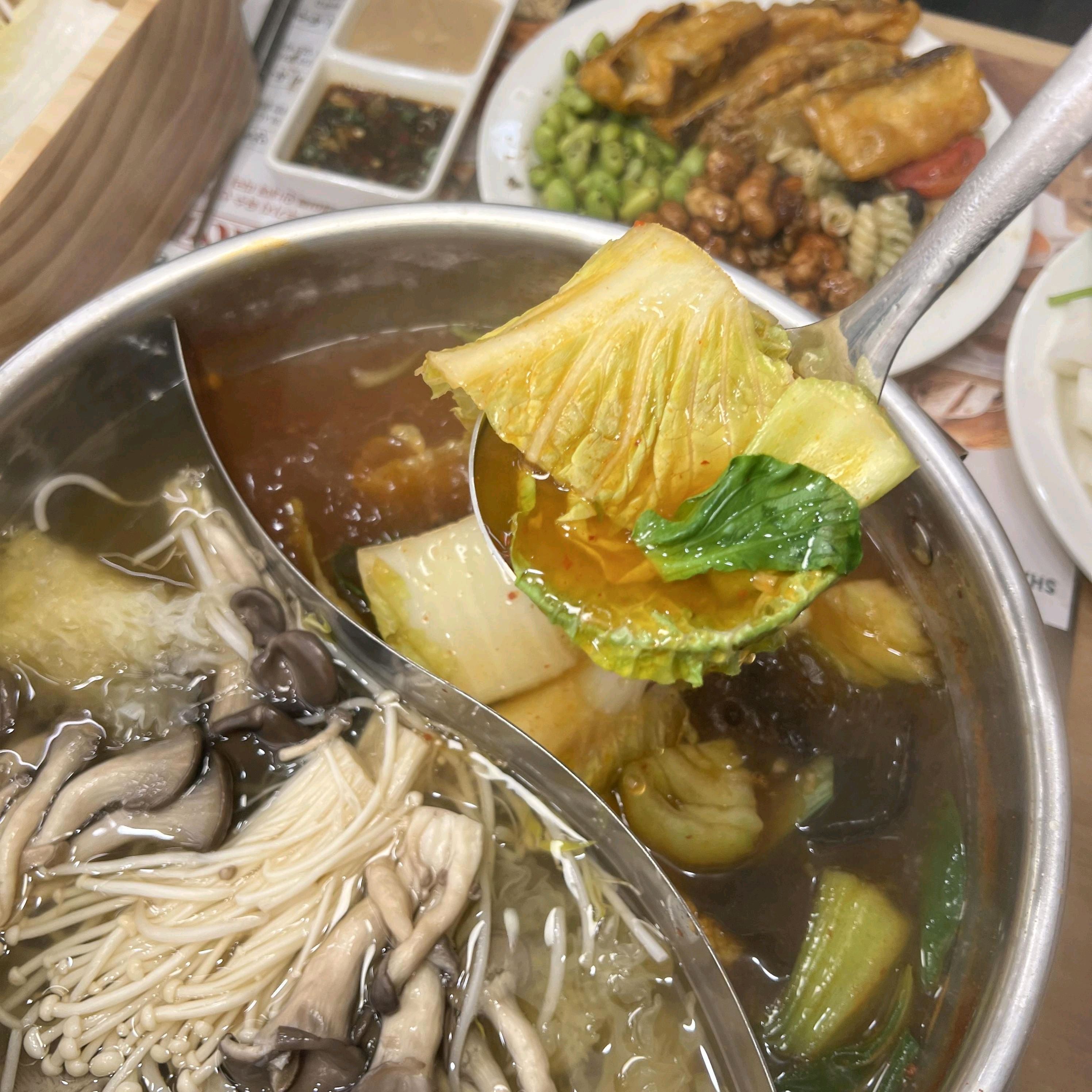 샤브가 정말 깔끔하고 좋아요. 다양한 야채에 맛있는 육수까지 든든하게 먹고 왔네요. 각자 