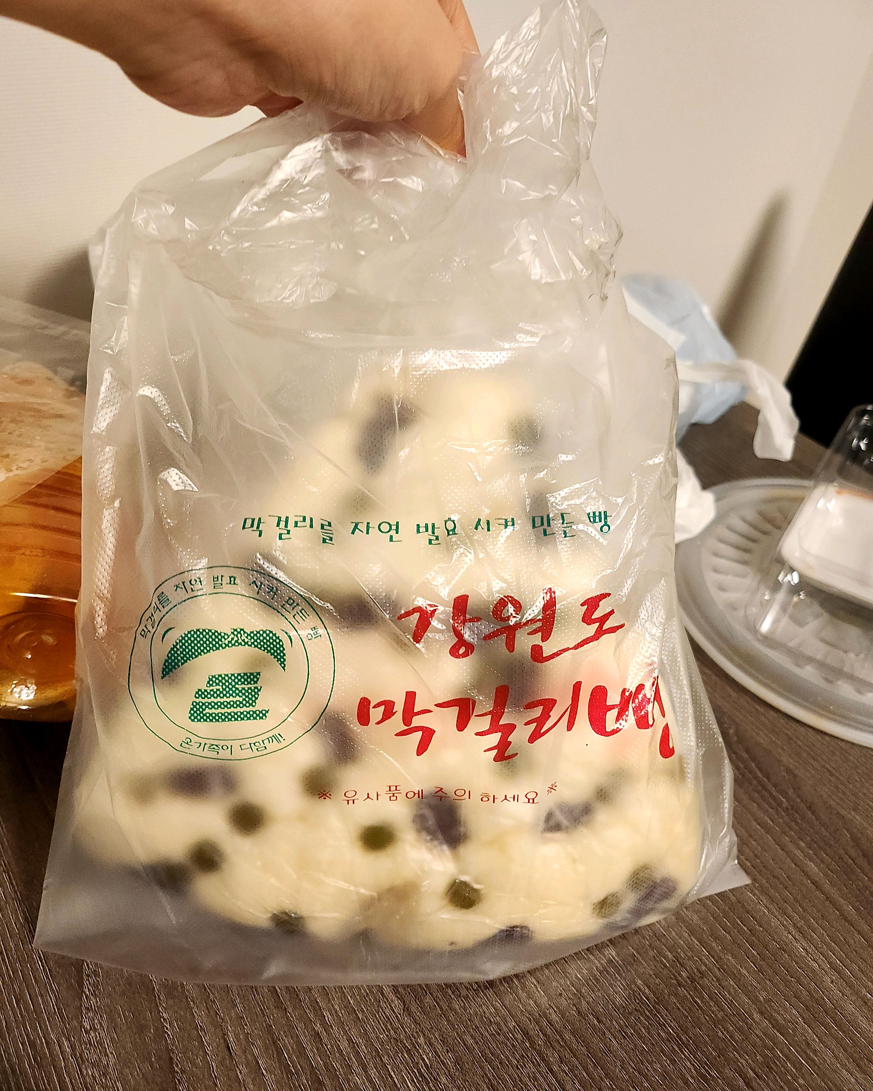 속초 시장 방문할 때 꼭 사먹는 강원도 막걸리 술빵! 평일이라서 대기 줄이 많이 길지 않아