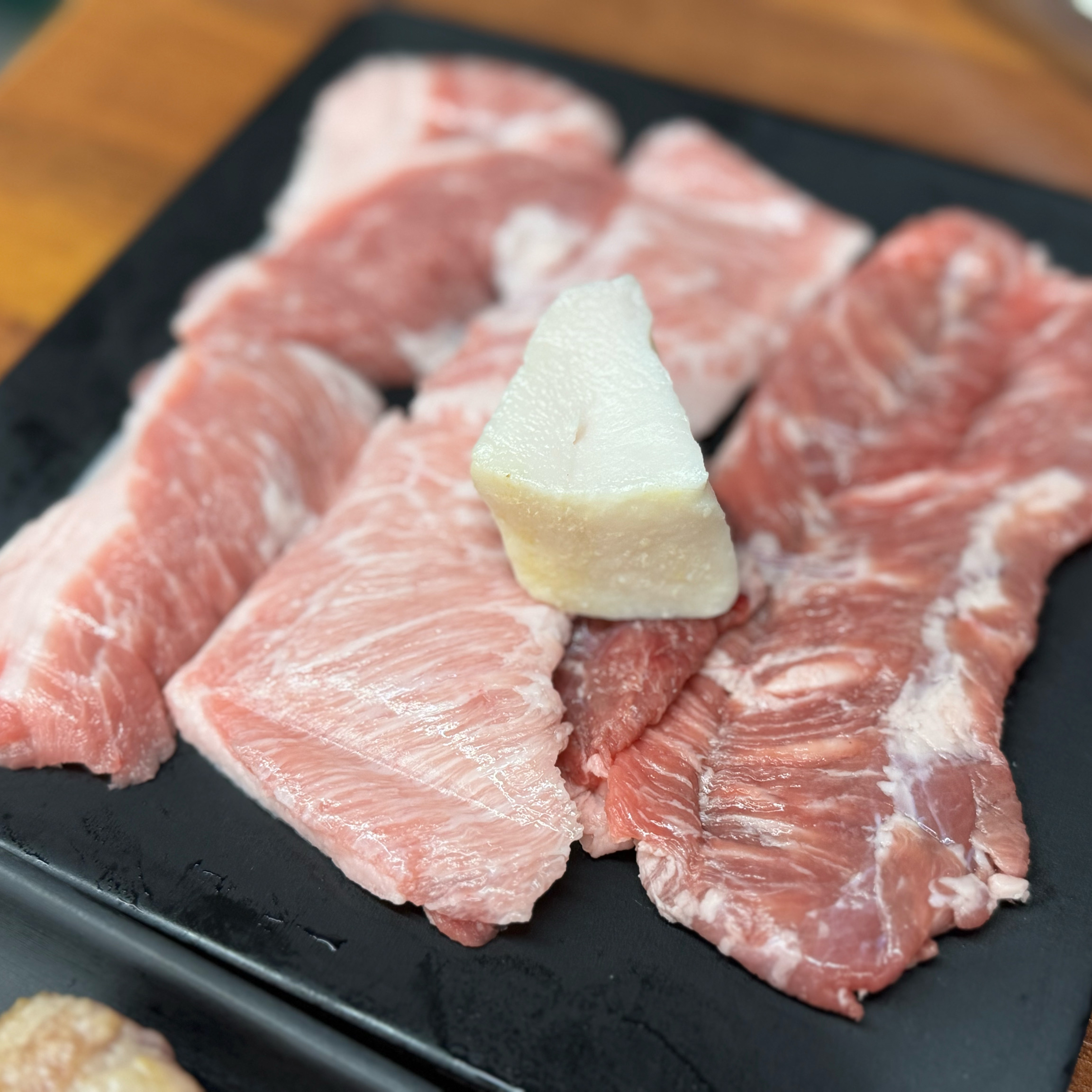 괴정동 고기 맛집이라고 해서 다녀왔는데 숙성고기를 직접 다 구워주셔서 좋고 서비스로 계란찜