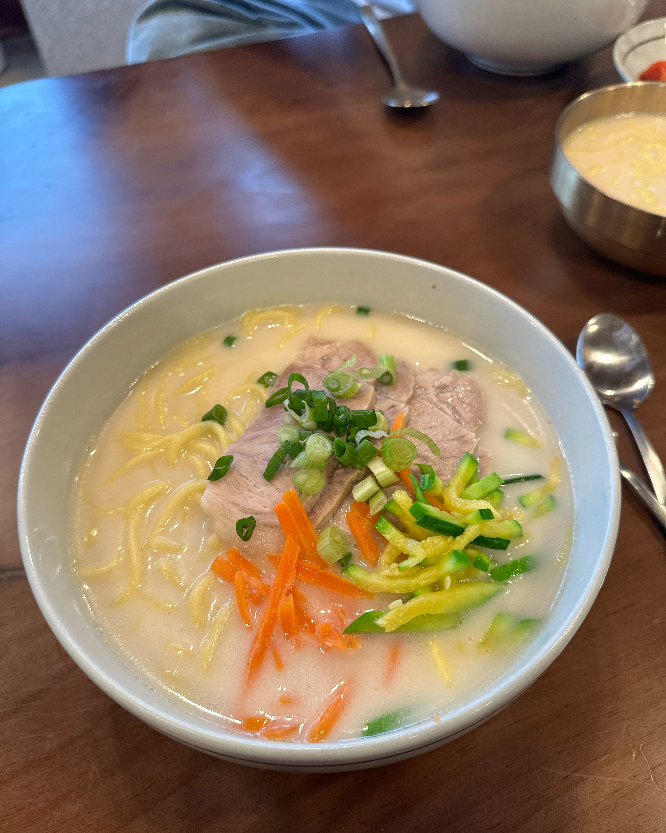 고기국수 몇년전에 먹어보고 정말 오랜만인데 국물도 깔끔하고 잡내없이 맛잇네요!! 인테리어도