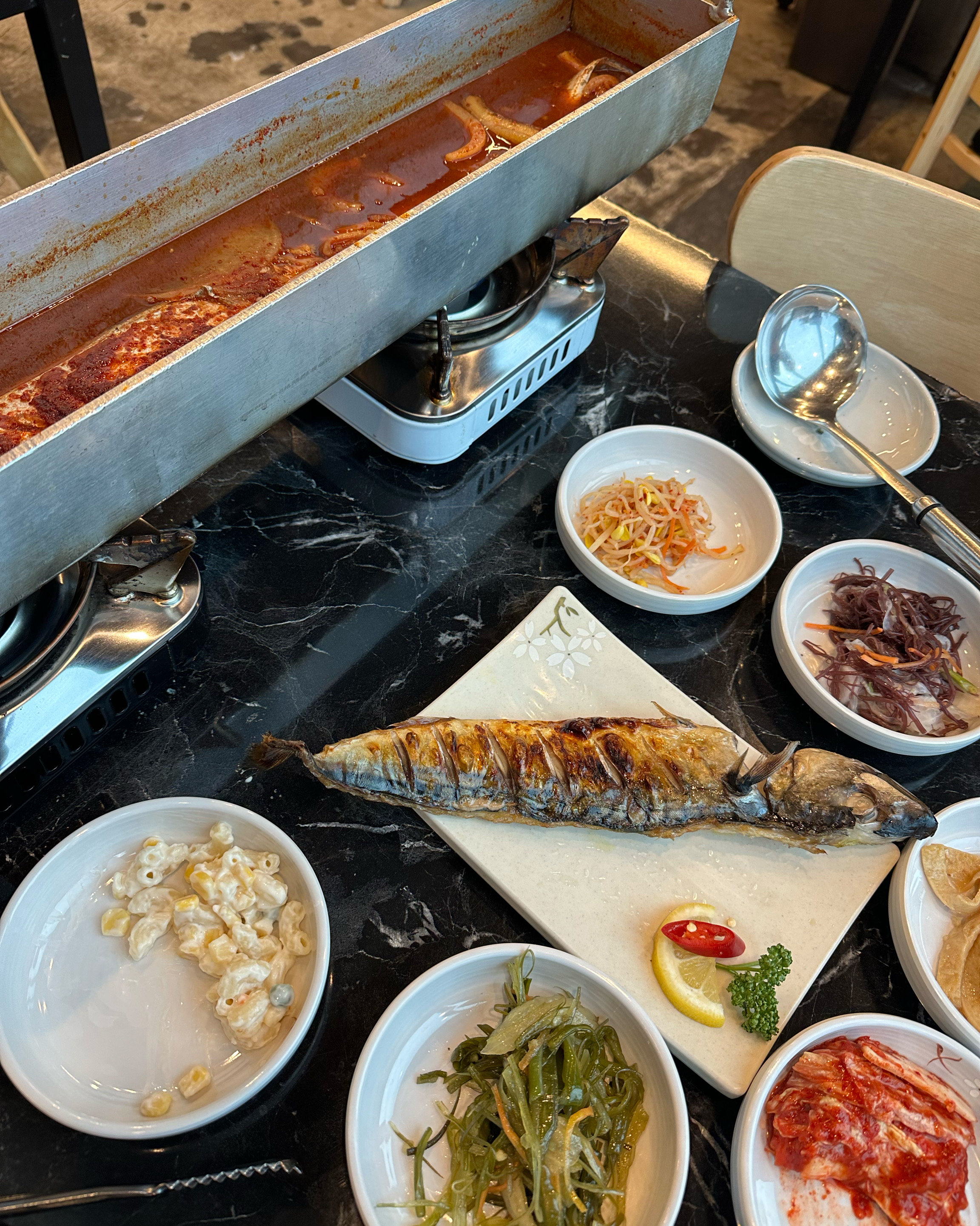 함덕 근처 숙소에 묵으면서, 갈치조림 먹고 싶어 방문했어요! 2인세트 알차게 고등어구이까지