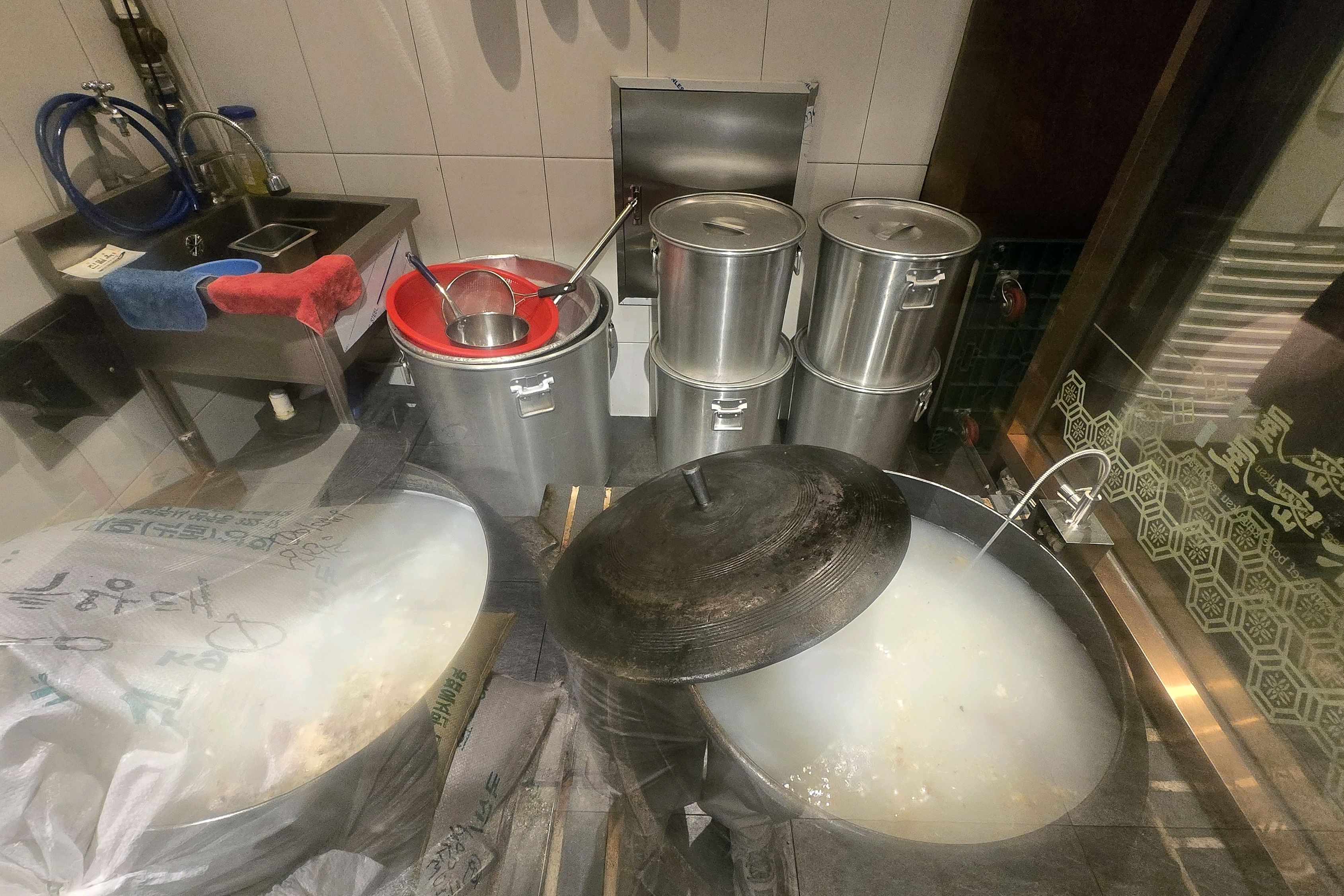 제가 먹어본 칼국수중에 제일맛있습니다. 어쩐지 여기에 이렇게 24시간 사골을 끓이시더라구요