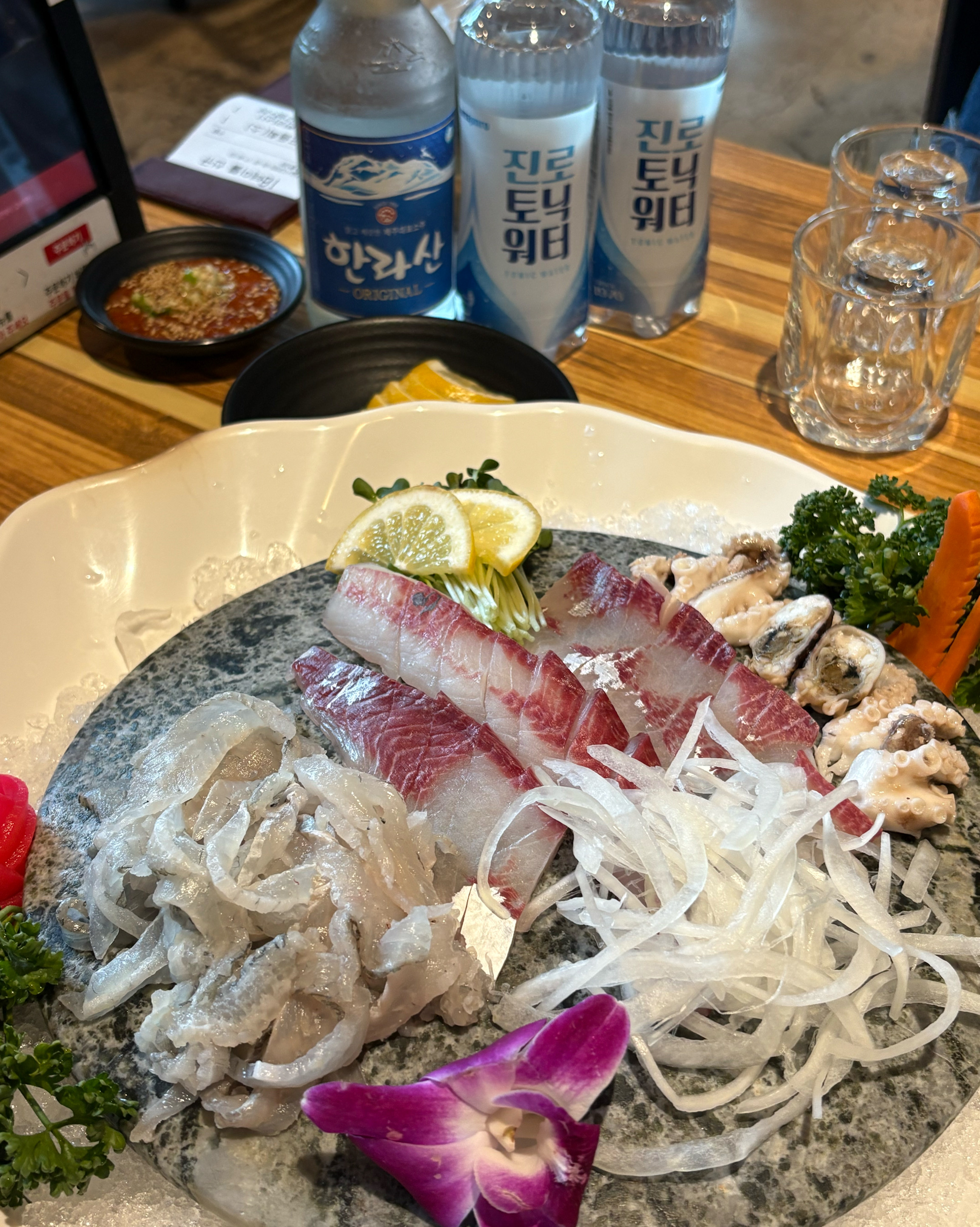 봄도다리 먹으러 다녀왔었어요! 좀 늦은 후기지만,,ㅎㅎ 가격 가성비도 좋고 셀프바에서 김치