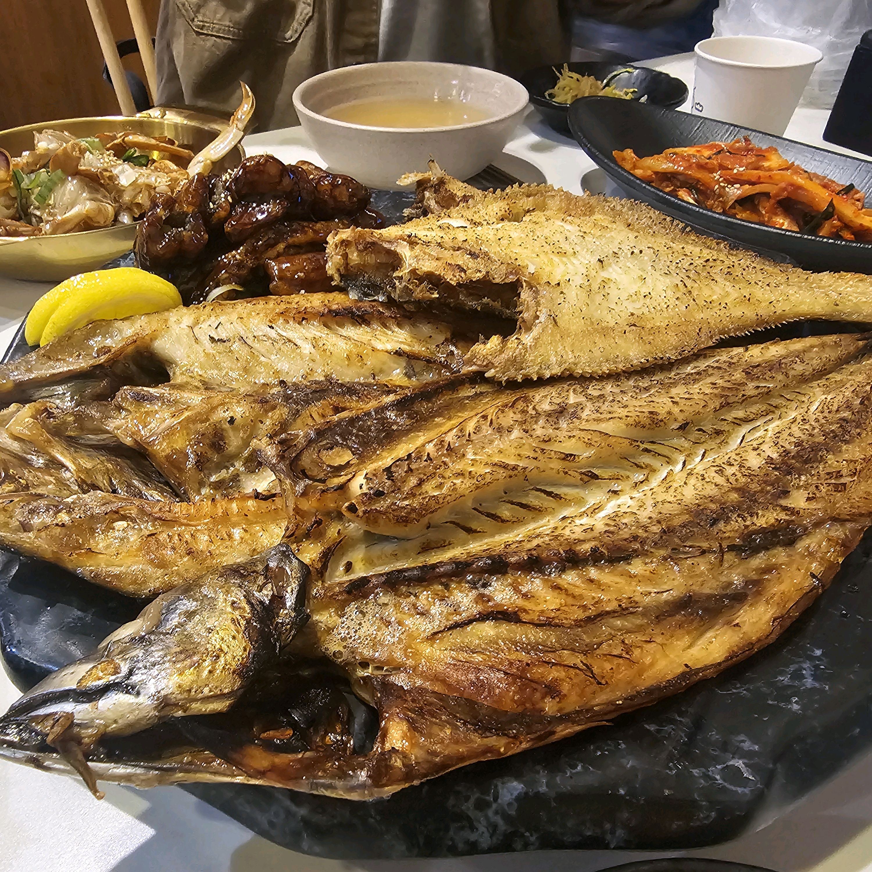생선 맘껏먹었어요.반찬도 맛있고 된장찌개도 굿♡ - 인천 맛집 을왕리 꾸덕집 송도직영점
