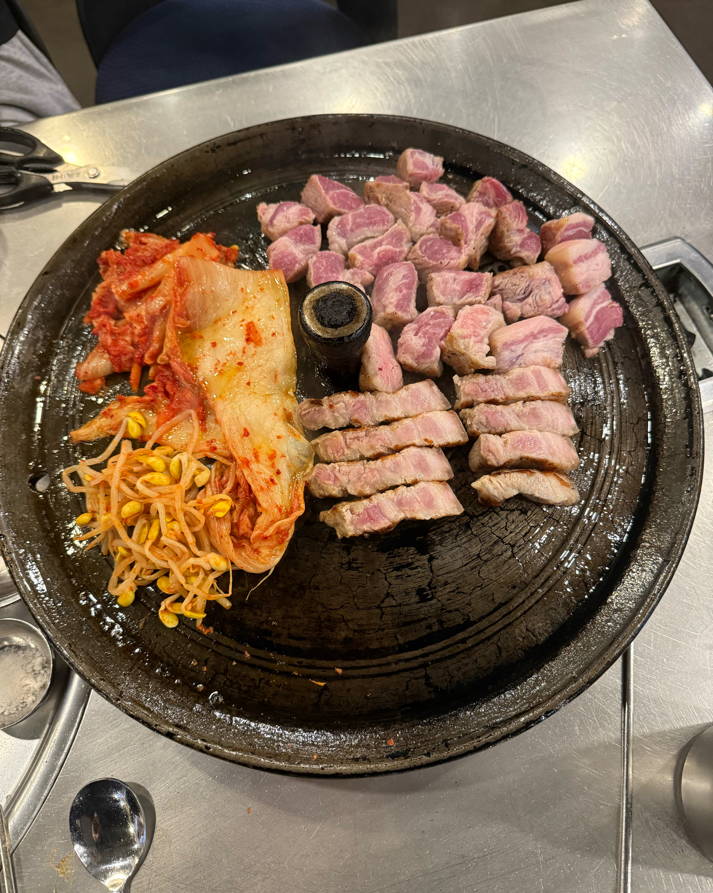 고기 하나하나 잘 구워주시고 엄청 친절하셔서 너무 좋았어요 그리고 고기 엄청 부드럽고 목살