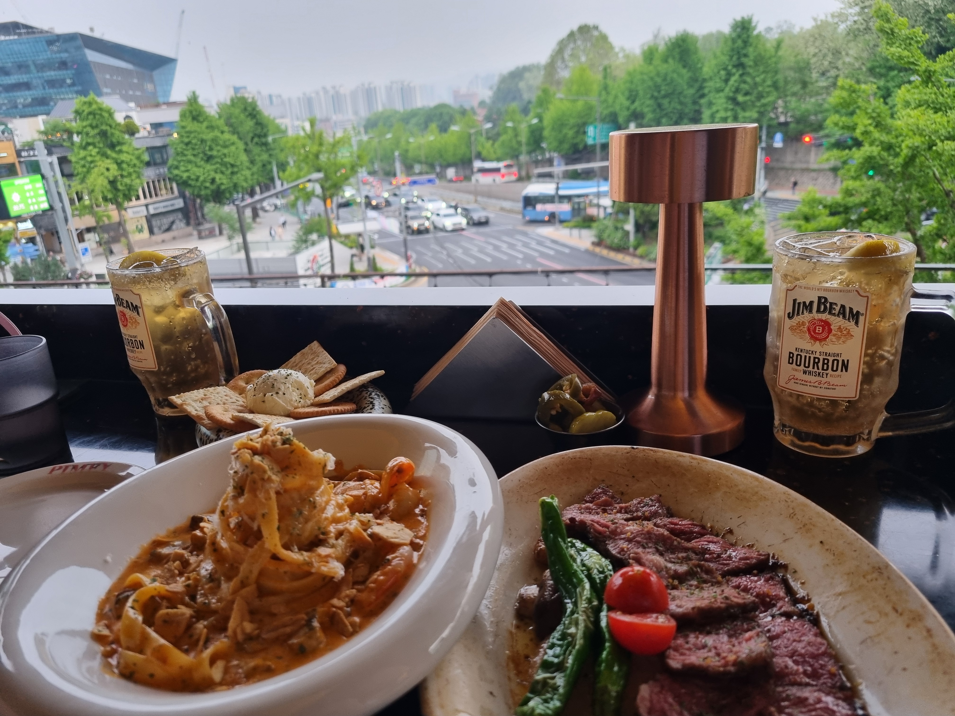 창가뷰 너무 이쁘고 스테이크랑 파스타 - 이태원 맛집 핌피 이태원