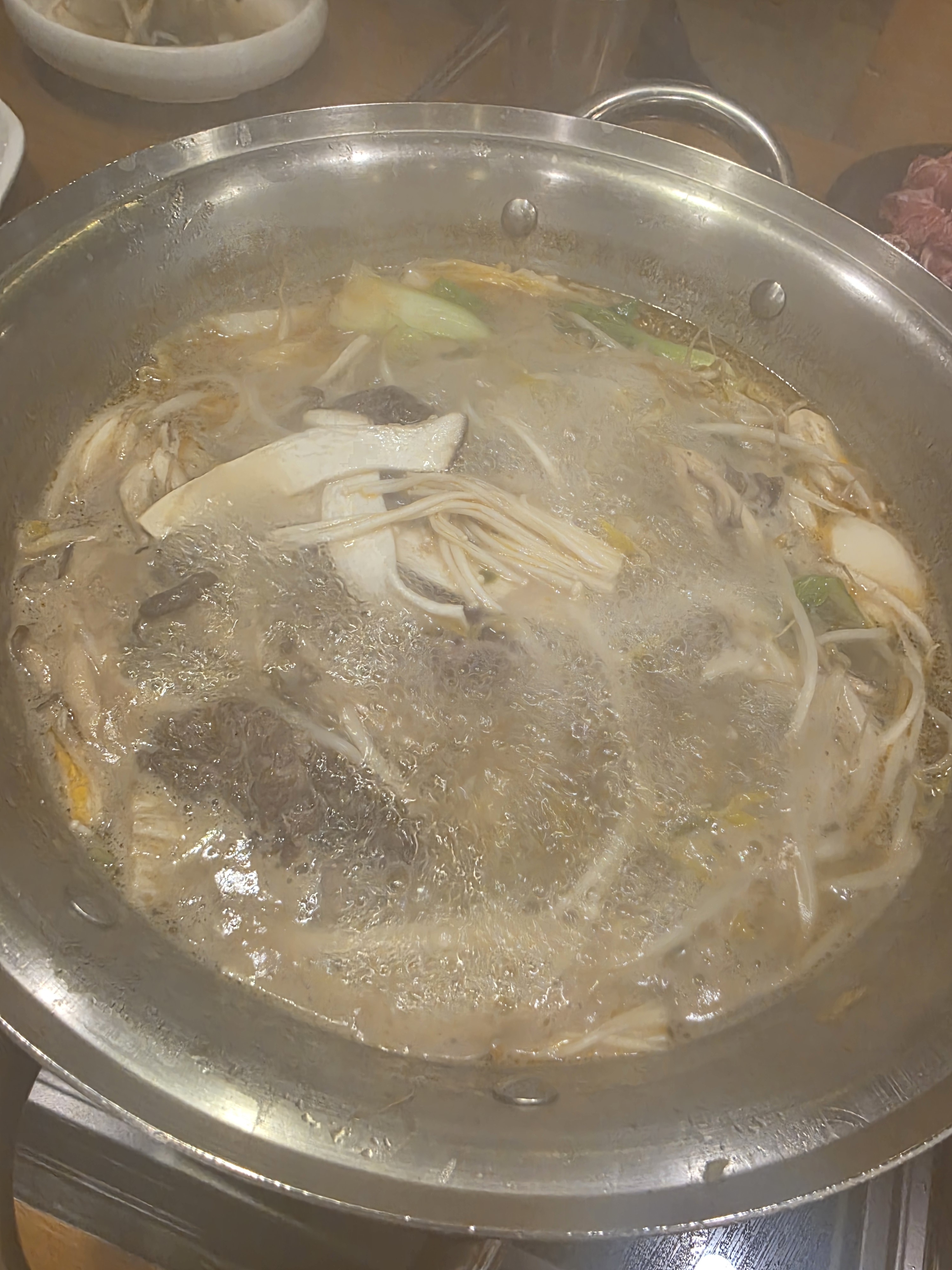 가성비가 굉장히 좋고, 맛도 msg맛이 아닌 건강해지는 맛입니다. 배불러서 굴림만두 포장