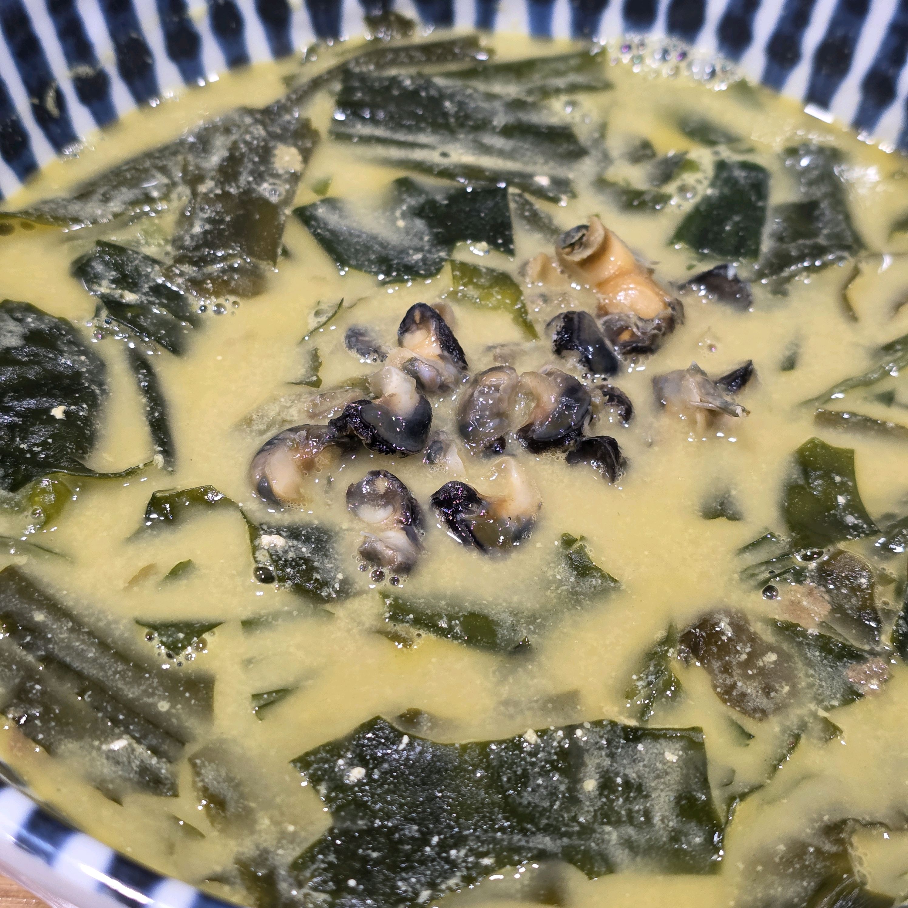 특으로 먹었고 진짜 인생 보말국... 국물 너무너무 진하고 존맛이예요ㅠㅠ 흡입함... - 제주 맛집 신제주보말칼국수 제주본점