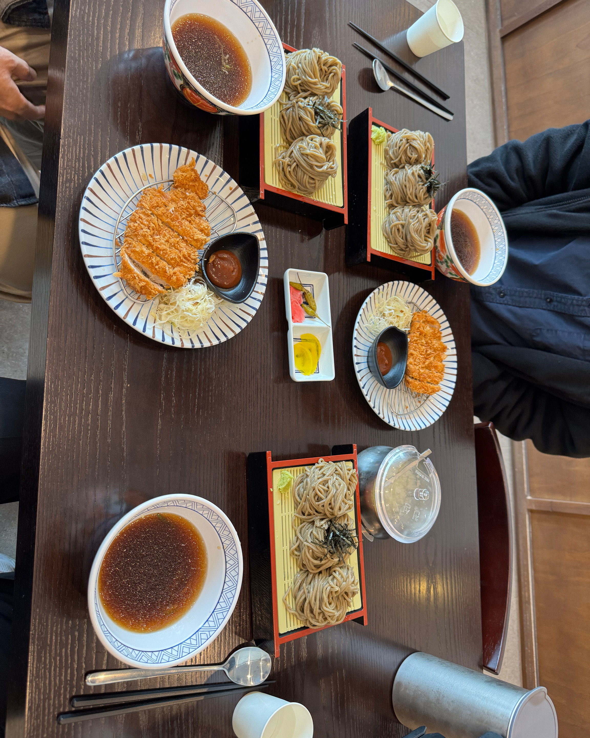 소바가 담겨져서 나오는게 아닌 따로 나와서 좋았습니다! 매장이 커서 혼밥하기도 좋고 점심시