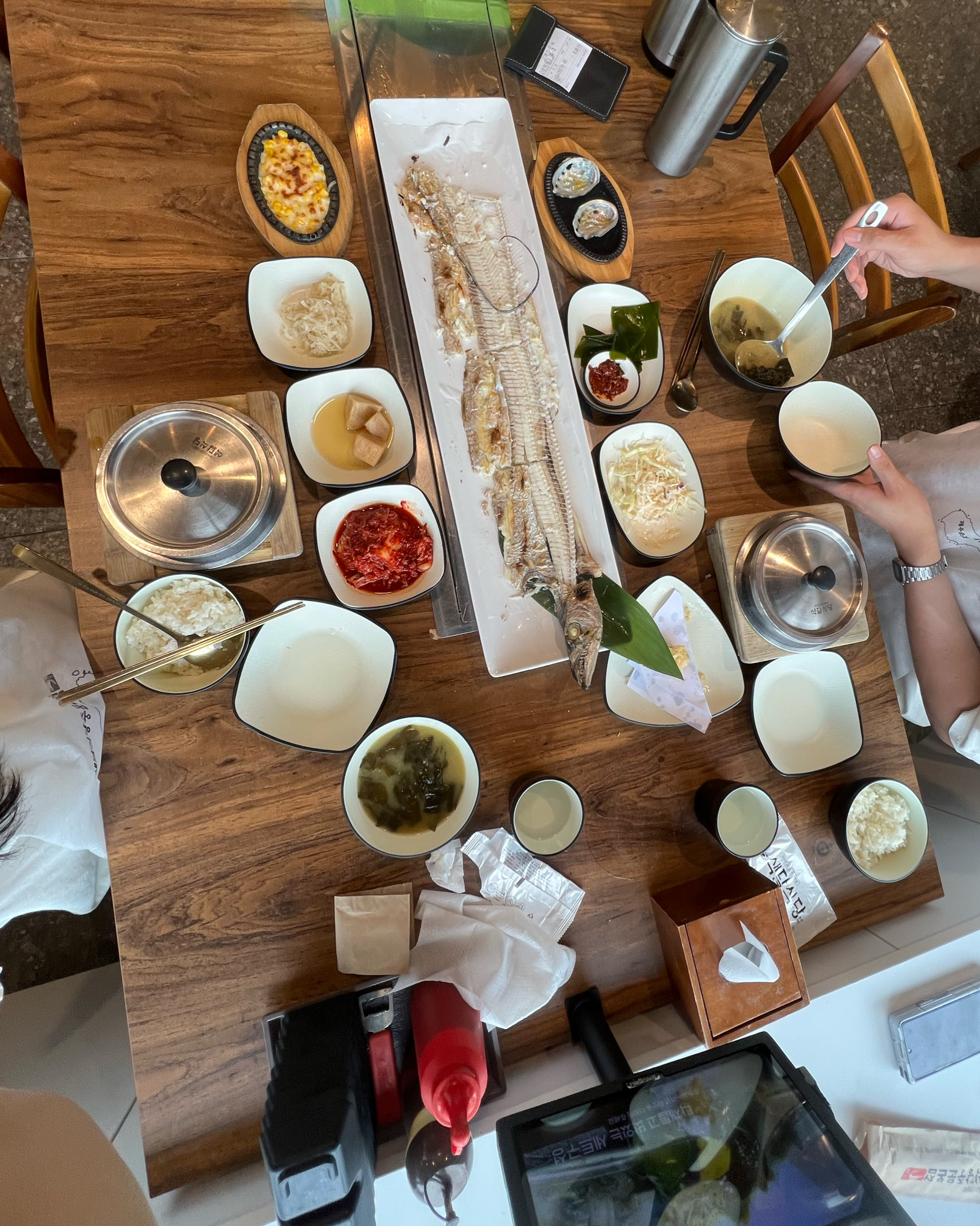 상차림이 푸짐하고 갈치구이 진짜 너무 맛있는데요?! 위치도 너무 좋아요! - 제주 맛집 색달식당