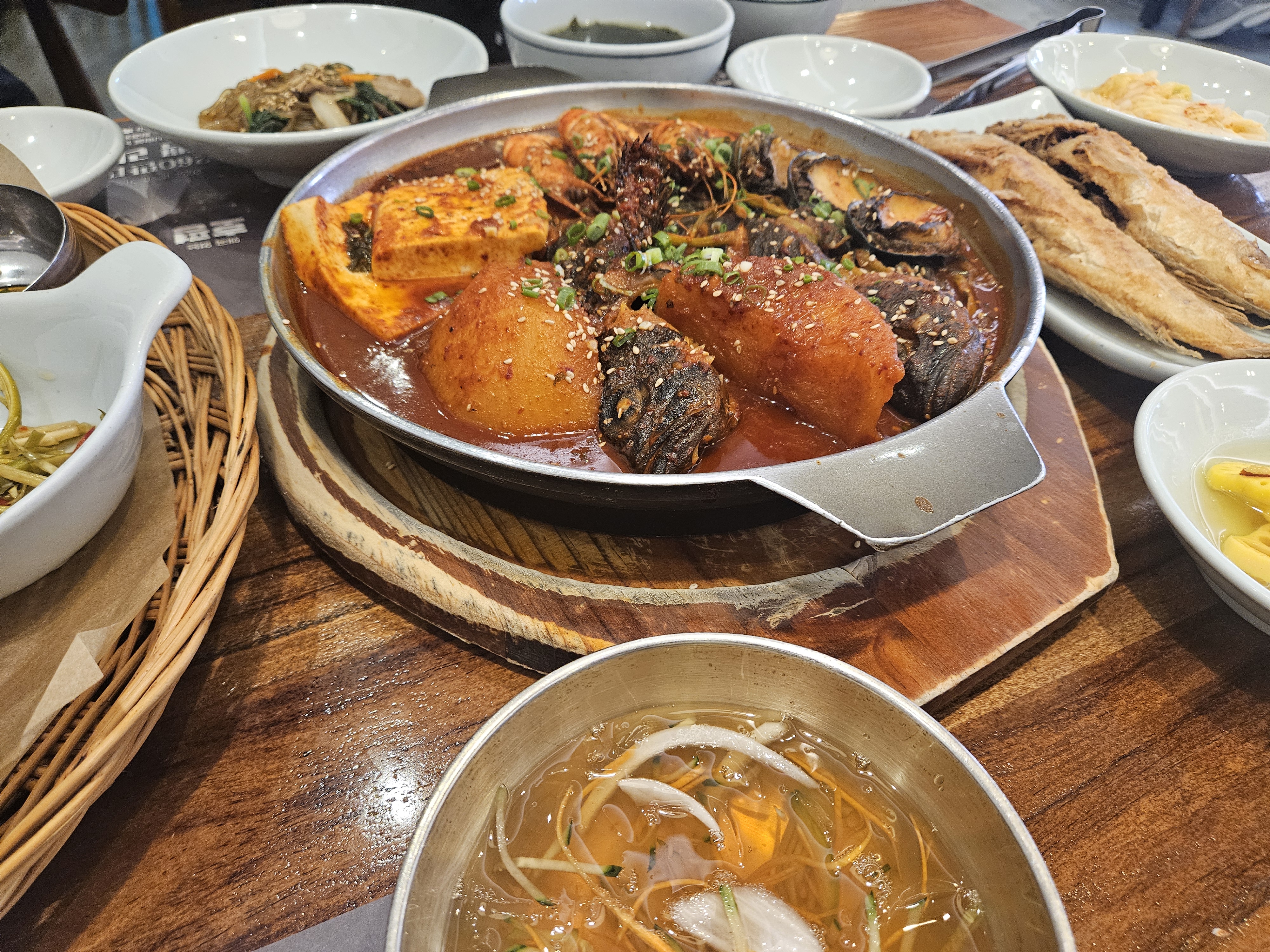고집돌우럭 제주공항점에서 B세트를 먹어보았습니다. 원격 줄서기 덕분에 비교적 편리하게 입장