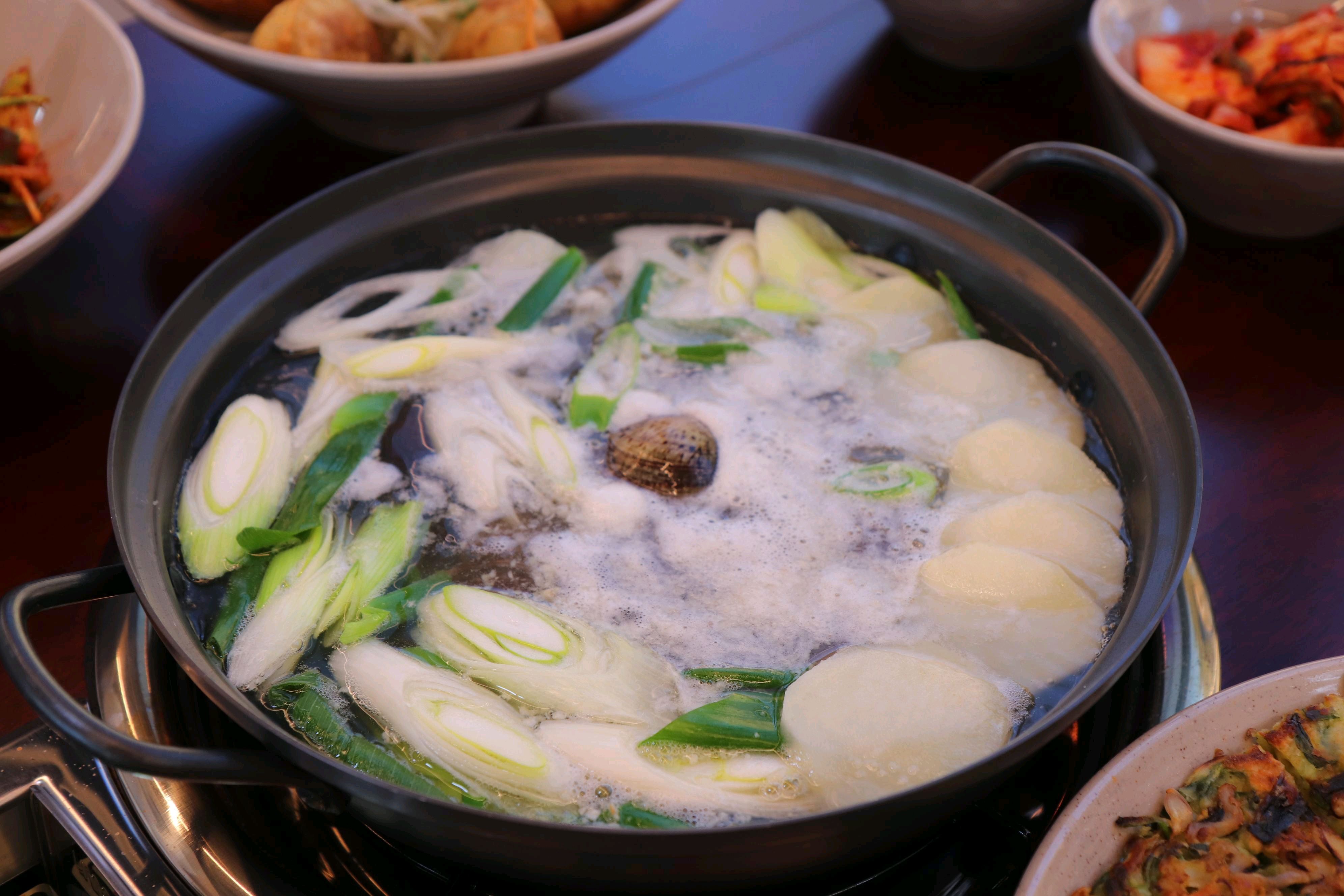 백합칼국수와 함께 먹은 수제비가 정말 좋았어요~ 부모님 모시고 가는데 음식이 깔끔하고 양도