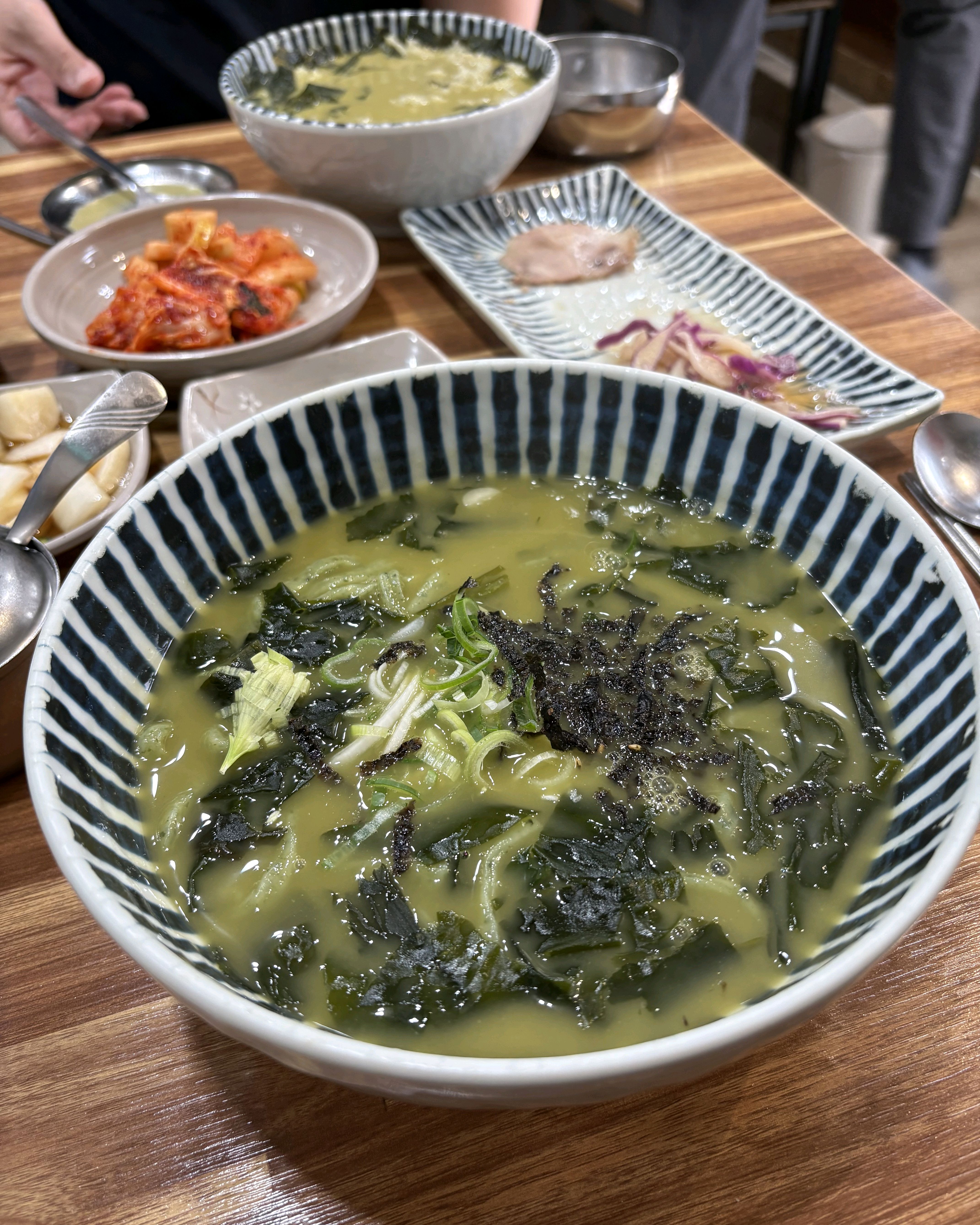 너무너무맛잇어요 이런 맛있는 식당을 서울에도 체인점으로 내주세요 ! - 제주 맛집 신제주보말칼국수 제주본점