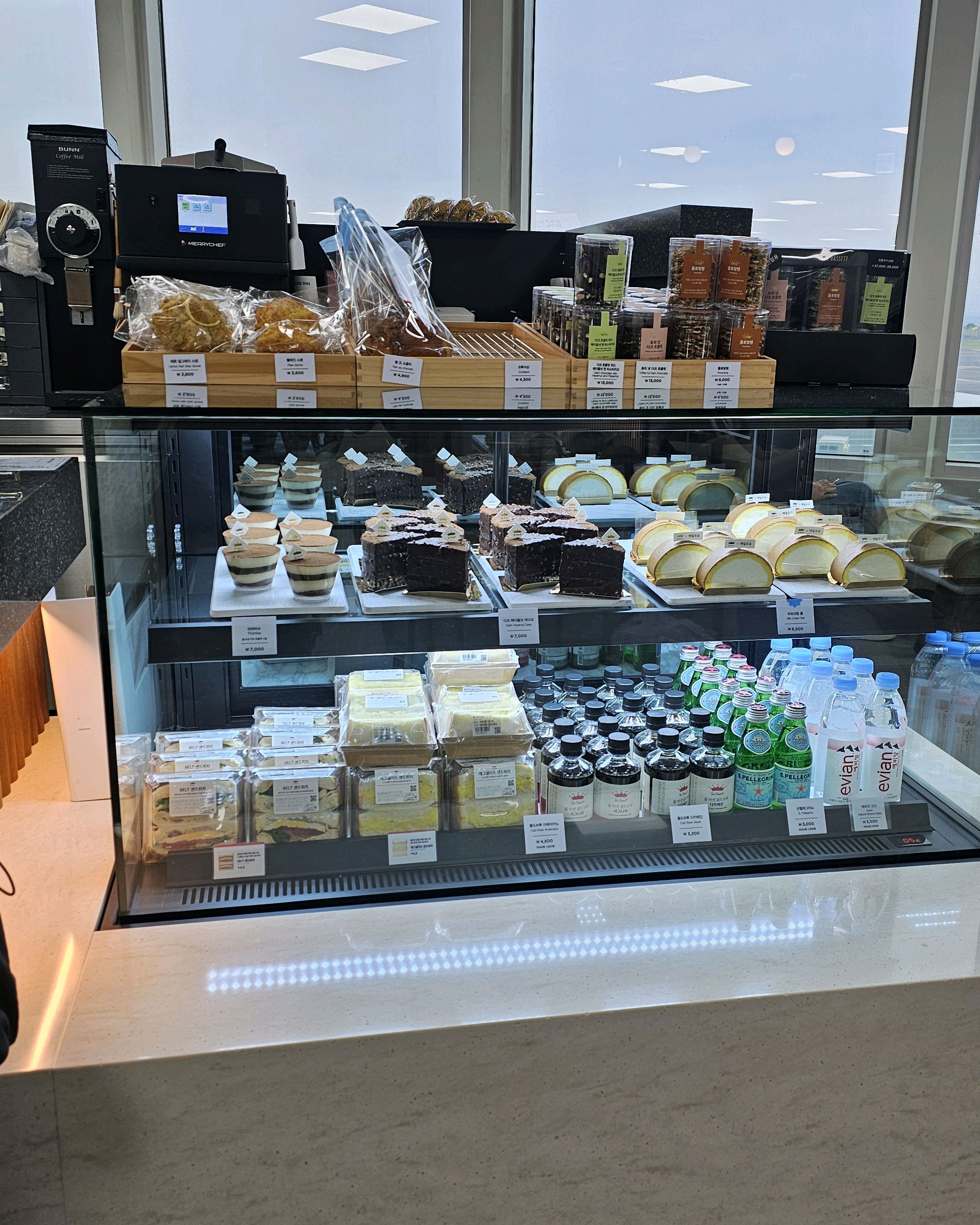 제주공항에서 커피 한 잔 맛있어요~^^ - 제주 맛집 폴 바셋 제주공항 국내선점