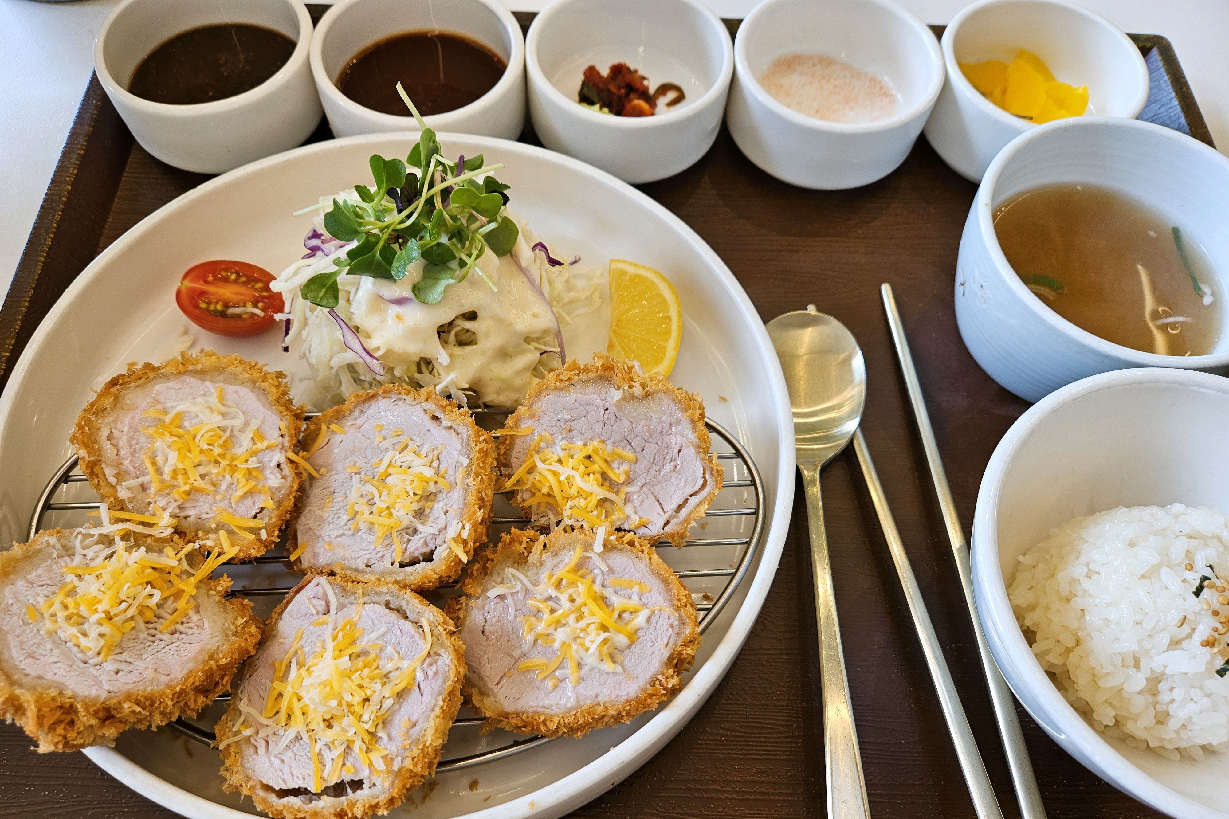 안심카츠 완전 맛있습니다. 점심시간엔 자리없어서 일찍와야해요. 한발늦으면 못앉습니다. 다행