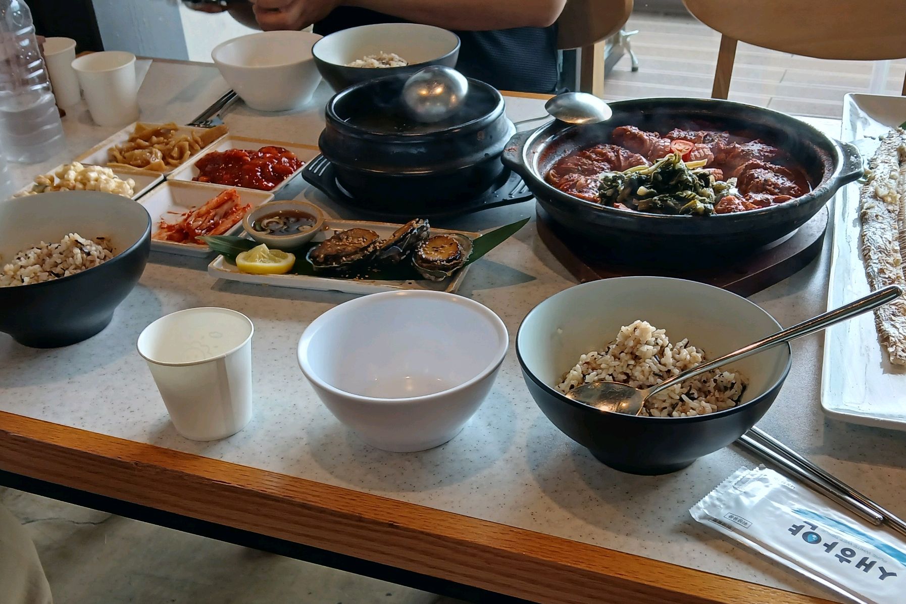 제주도에서 먹어본 갈치집중에 가장 깔끔하고 맛있었어요. 뒤에 바다를 보면서 먹으니 기분도