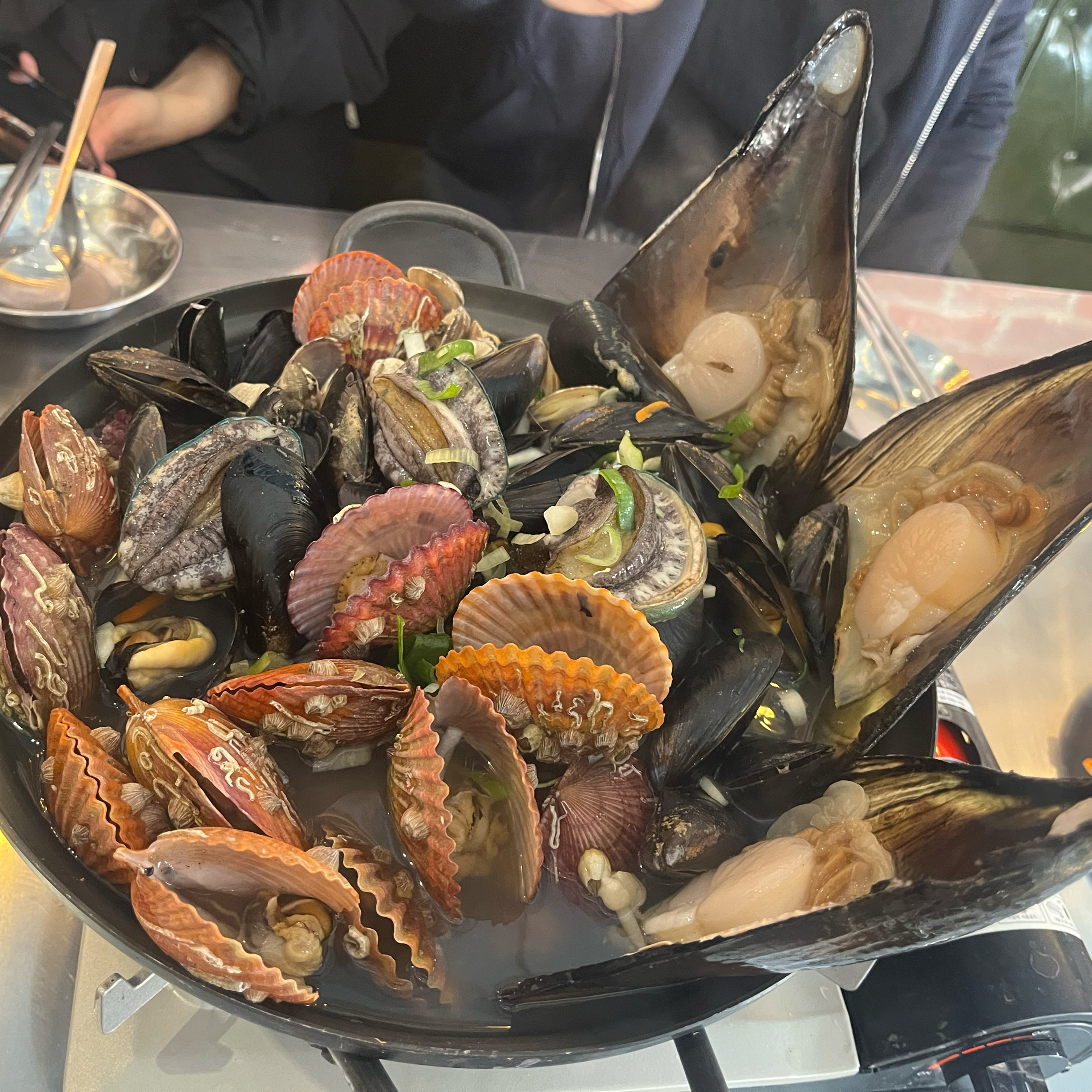 인터넷에서 보고 왔는데 해물도 엄청 많고 양도 많고 맛있어용!!!!👍🏻👍🏻👍🏻 - 인천 맛집 연탄의정석 청라커낼에비뉴점