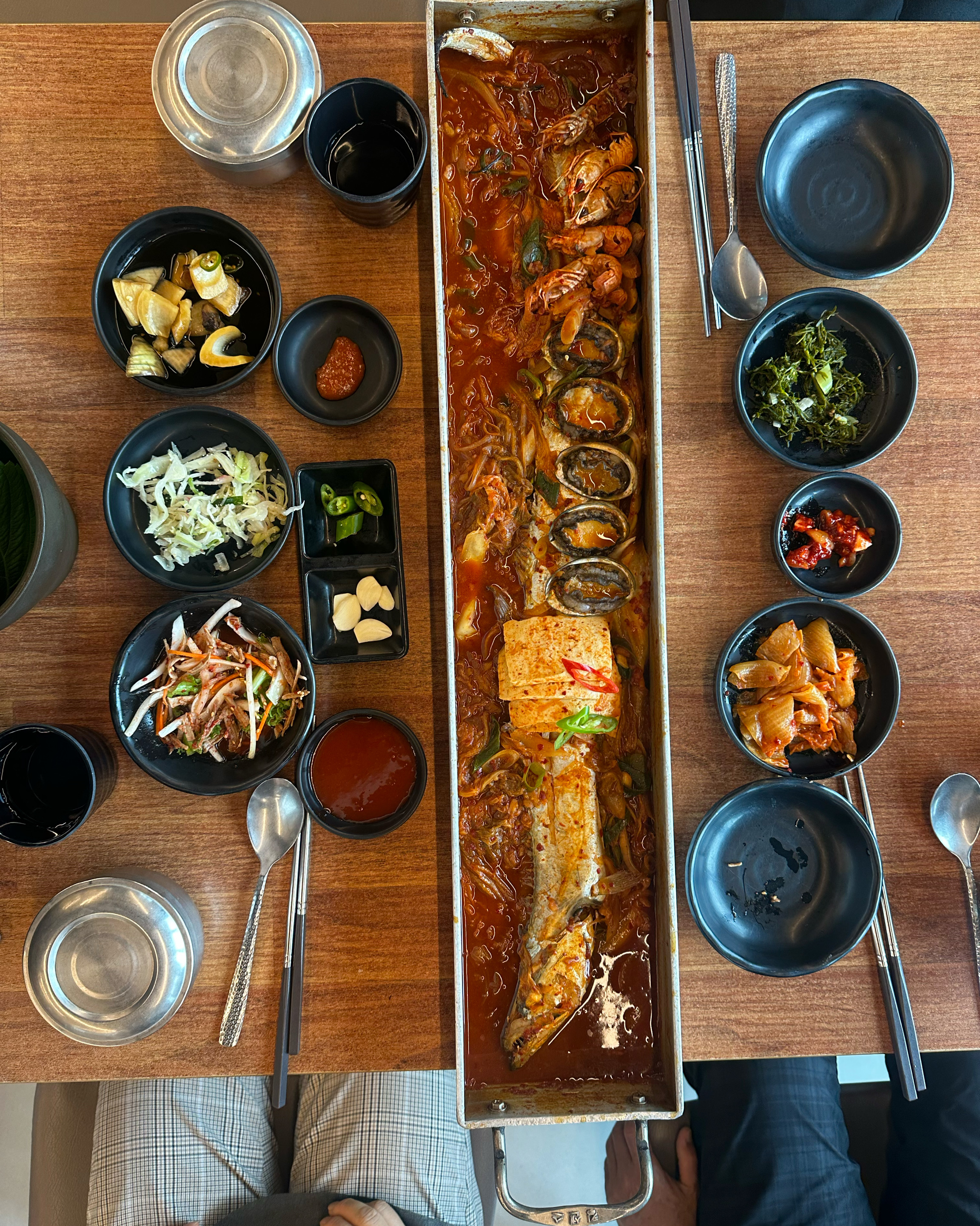 조림 소자로 세 가족이 넉넉하게 먹었습니다. 갈치조림 중 가성비 탑인 듯! 그리고 2층 카