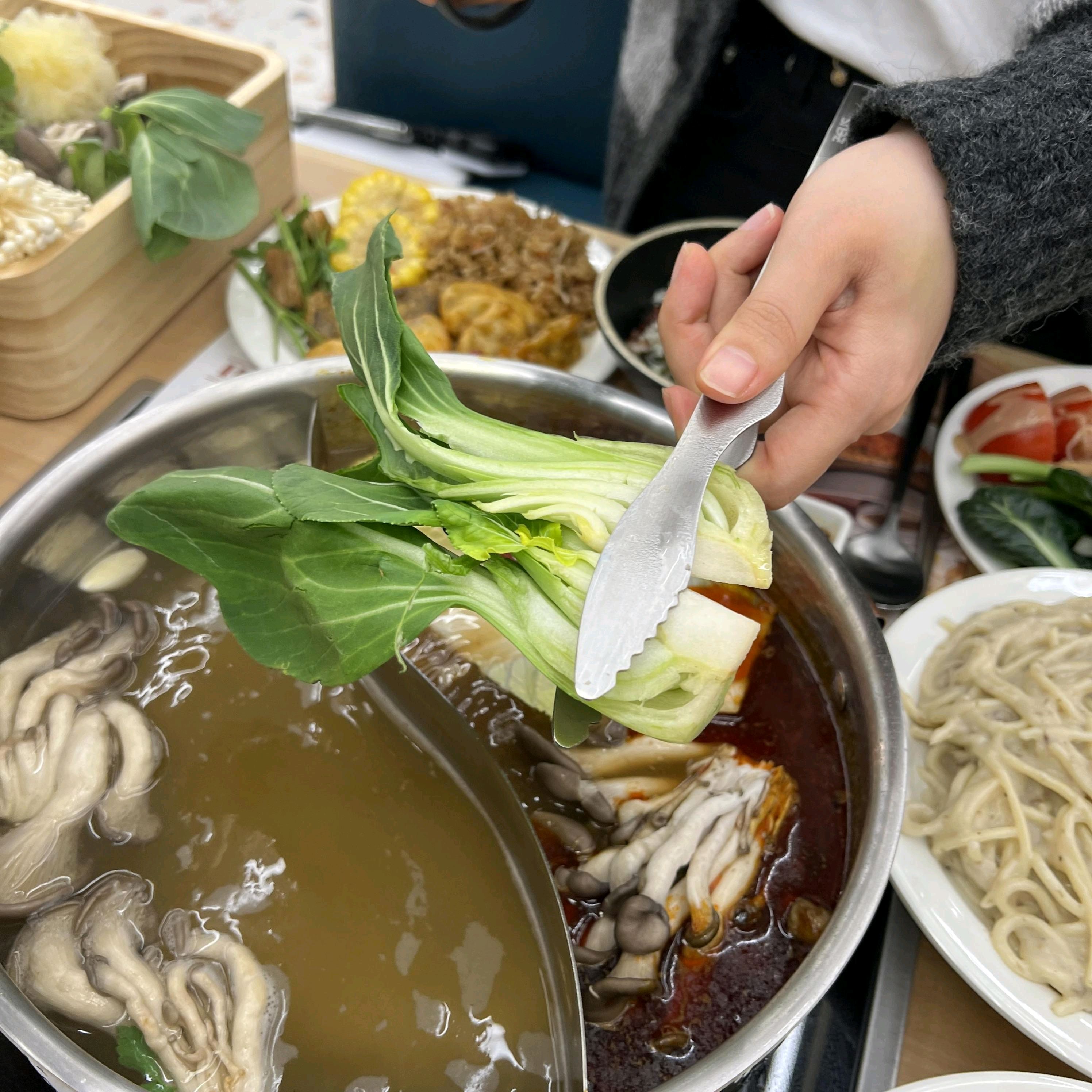 정말 가족끼리 먹기 좋은 곳이네요. 깔끔한 내부와 친절한 서비스가 인상적이었어요. 다양한 