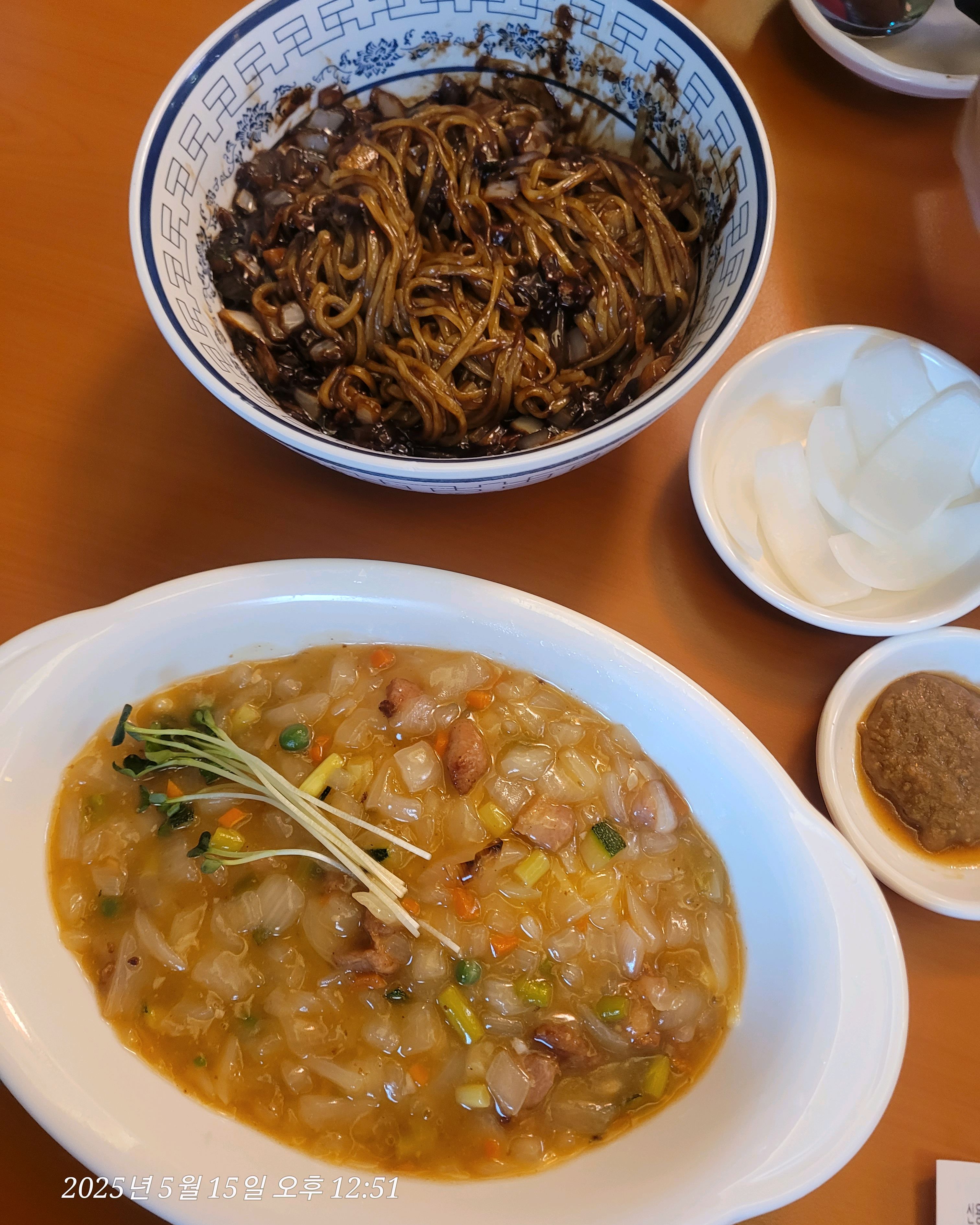 생애 첨와본 차이나타운에서 생애 첫하얀 짜장을 머거바써요~놀라운 짜장의 맛~~ㅋ새로운것에