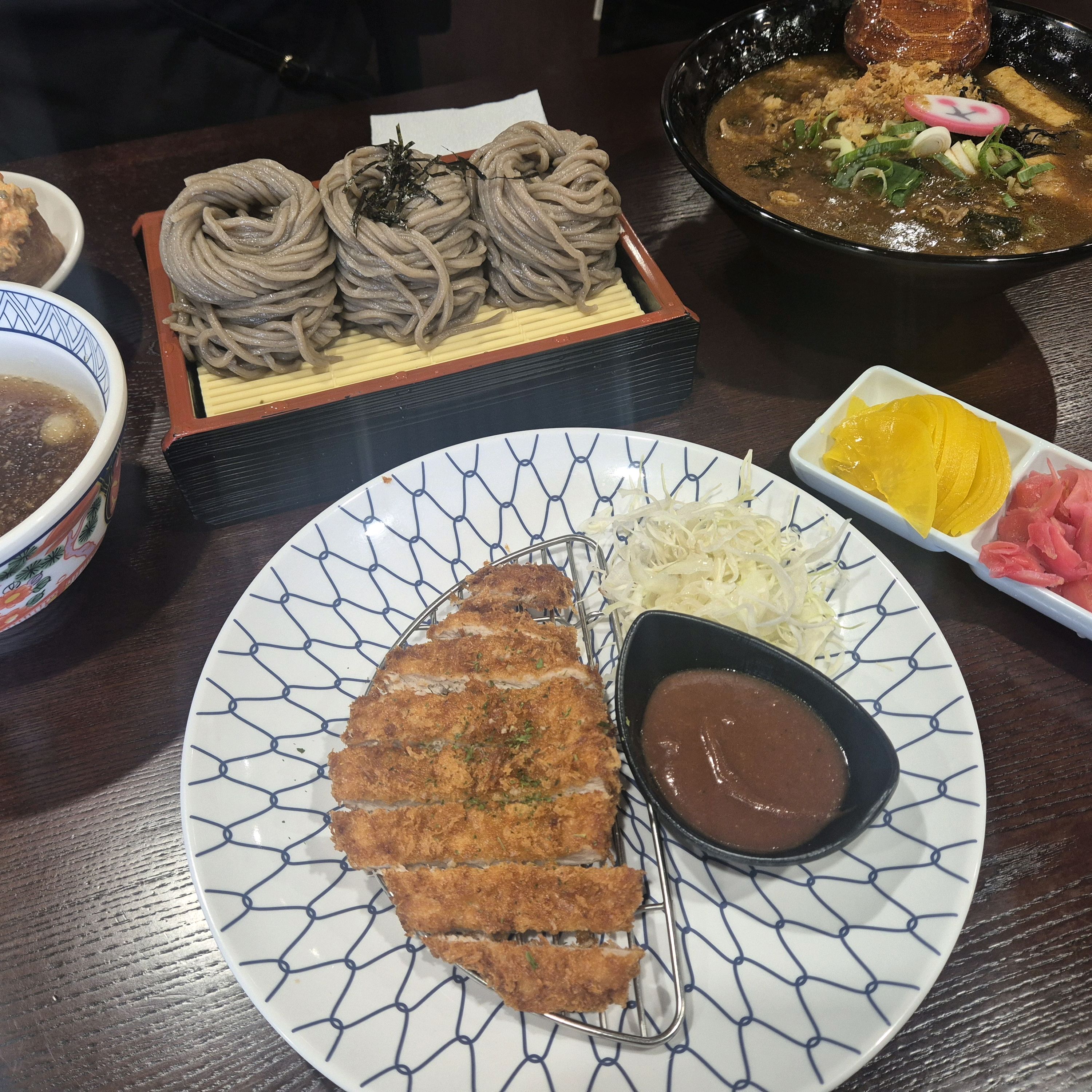 맛있어서 부모님과 친척들 모시고 또 방문했어요~ 소바도 쫄깃하니 맛있고 유부초밥도 올때마다