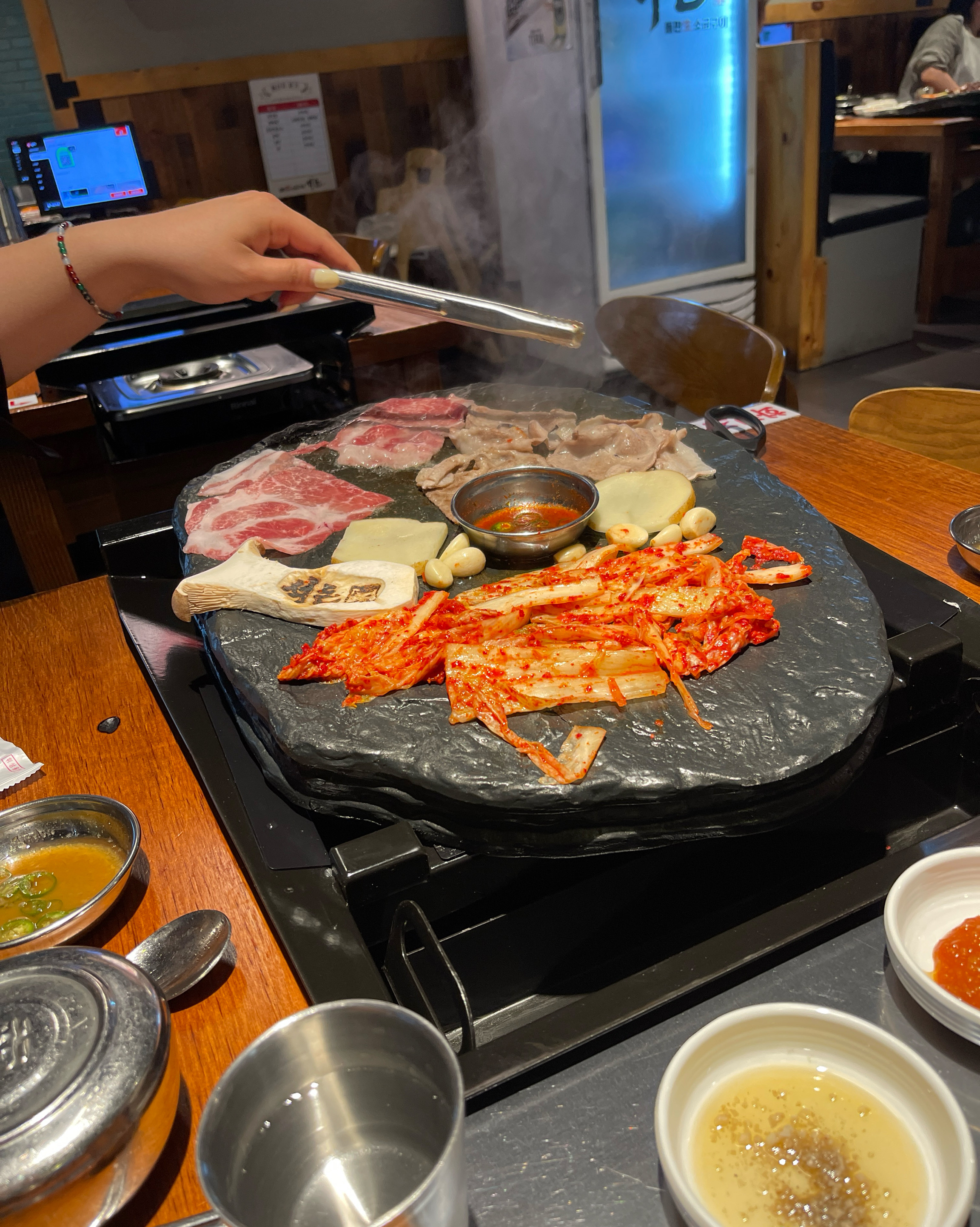 목살 원래 안 좋아하는데 여기 목살은 로스형식에 신선하니까 진짜 맛있네요 굿~ - 인천 맛집 석돈