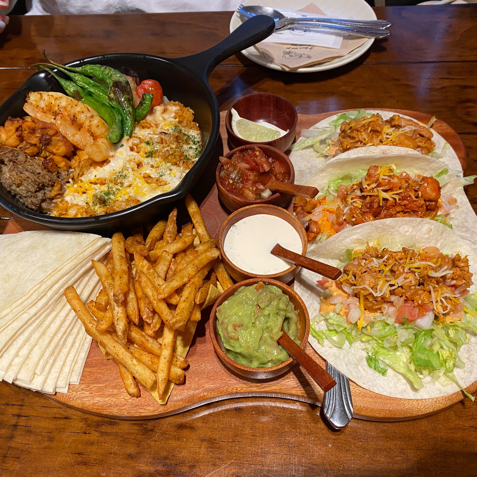 가게가 예뻐서 데이트하기 좋을 것 같아요! - 성수동 맛집 갓잇 성수홀리워터점
