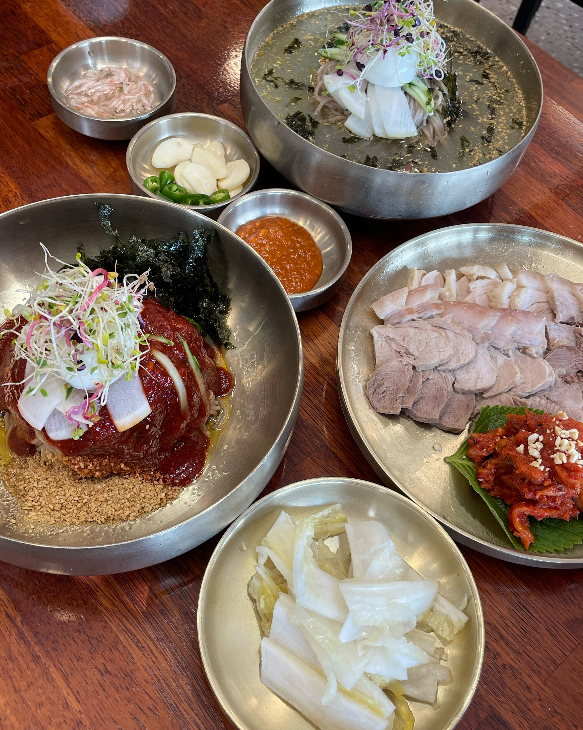 수육진짜맛있고 비빔도 맛있고 동치미도 맛있어요!!! 네이버지도 보다가 삘꽂혀서 왔는데 제