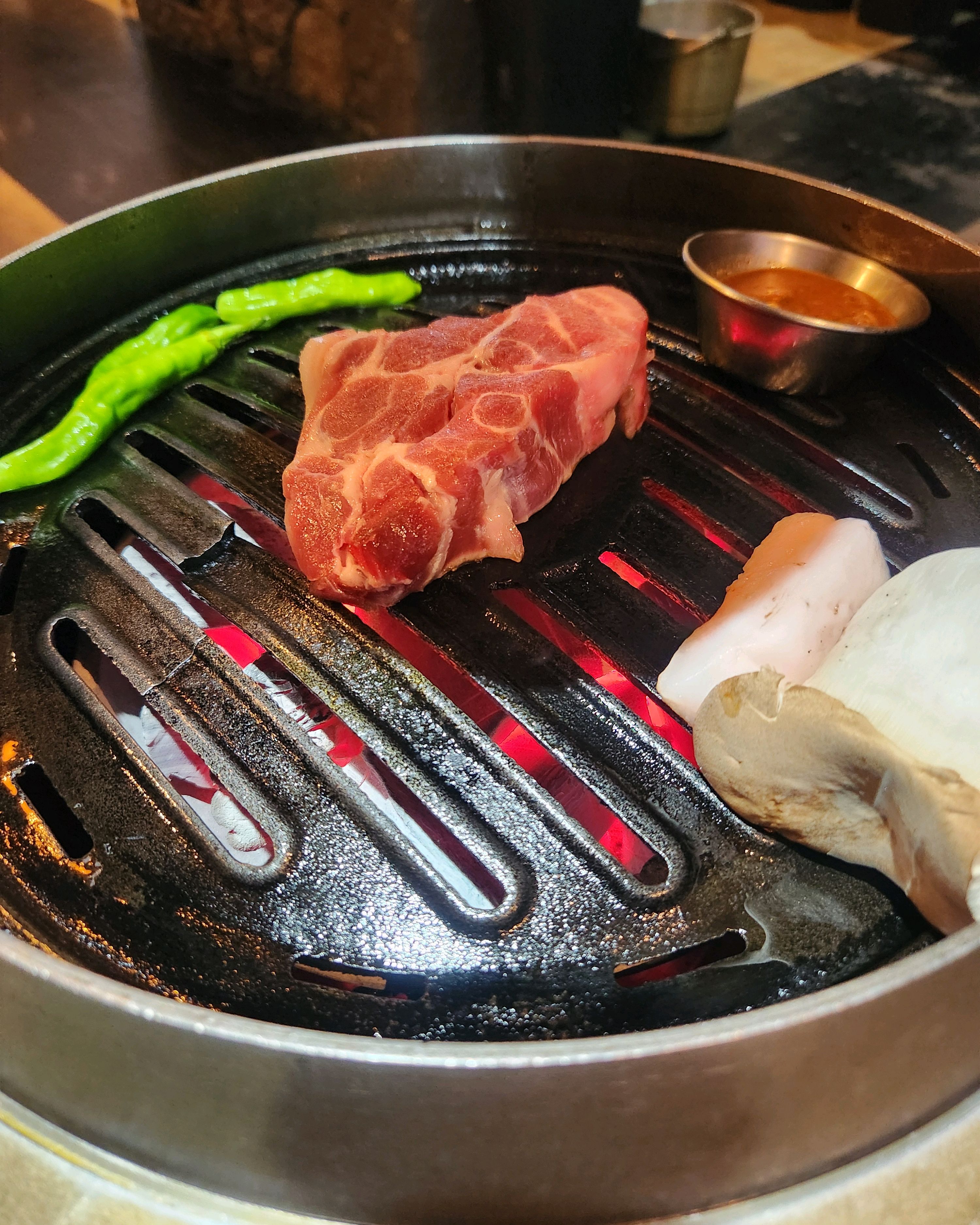 고기 때깔이 아주 쥑입니다~ 매장 분위기도 너무 좋고 야채는 셀프바에서 언제든지 가져다가 