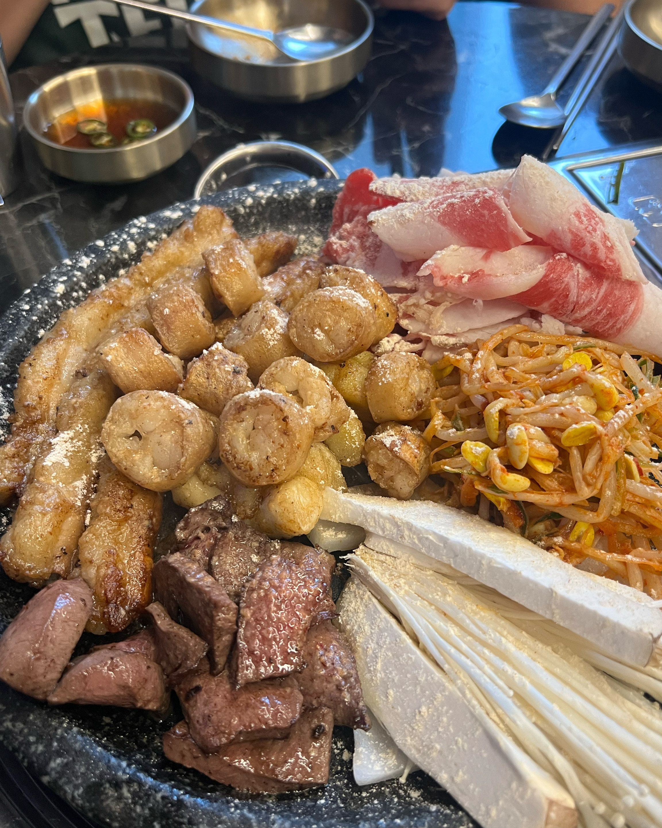 잡내가 없고 맛있어요! 오랜만에 가족들이랑 곱창 먹고 싶어서 처음 와봤는데 넘 맛있게 먹었
