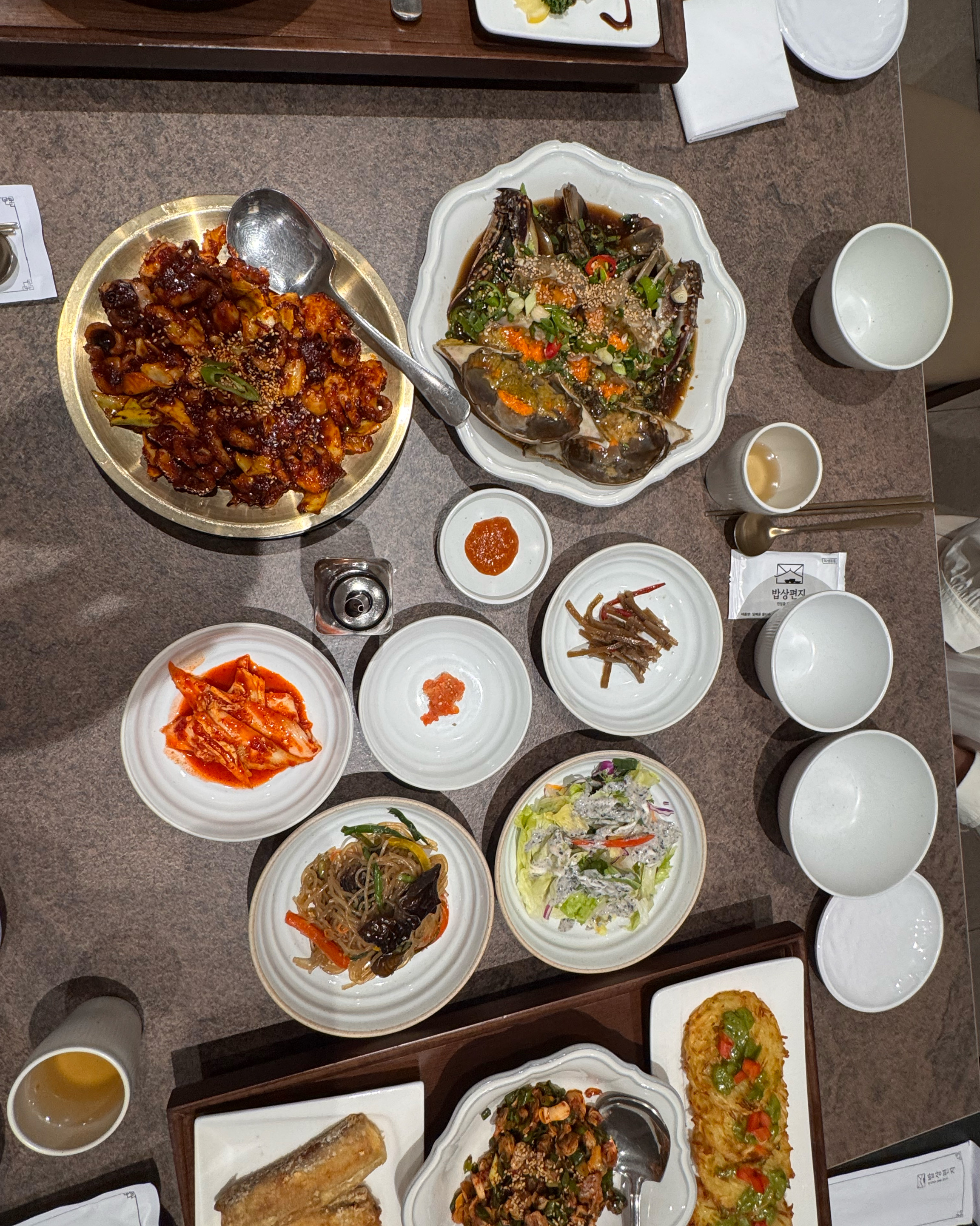 밥상편지 루원시티점에서 부모님과 함께 저녁 식사를 했어요. 육회, 전복구이, 간장게장 등