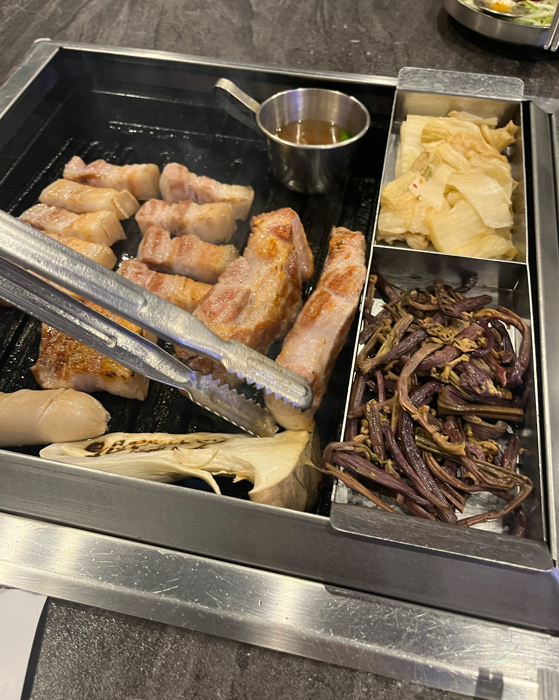 바다 보면서 맛있는 고기 먹을 수 있고 직접 구워주셔서 부모님과 함께 하기 좋은 장소입니다